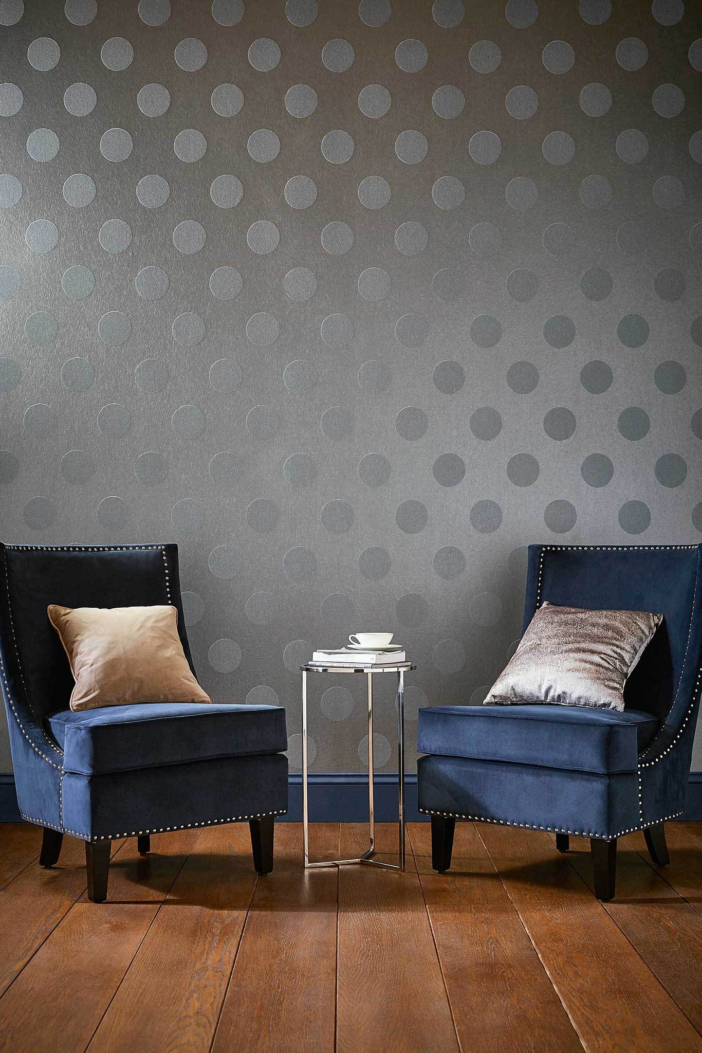 Raffiniert und elegant zugleich wirkt die Tapete »Harlequin Sumi« aus Leinen. Die geometrischen Pinselstriche sorgen für einen Hauch Abstraktion. johnlewis.com