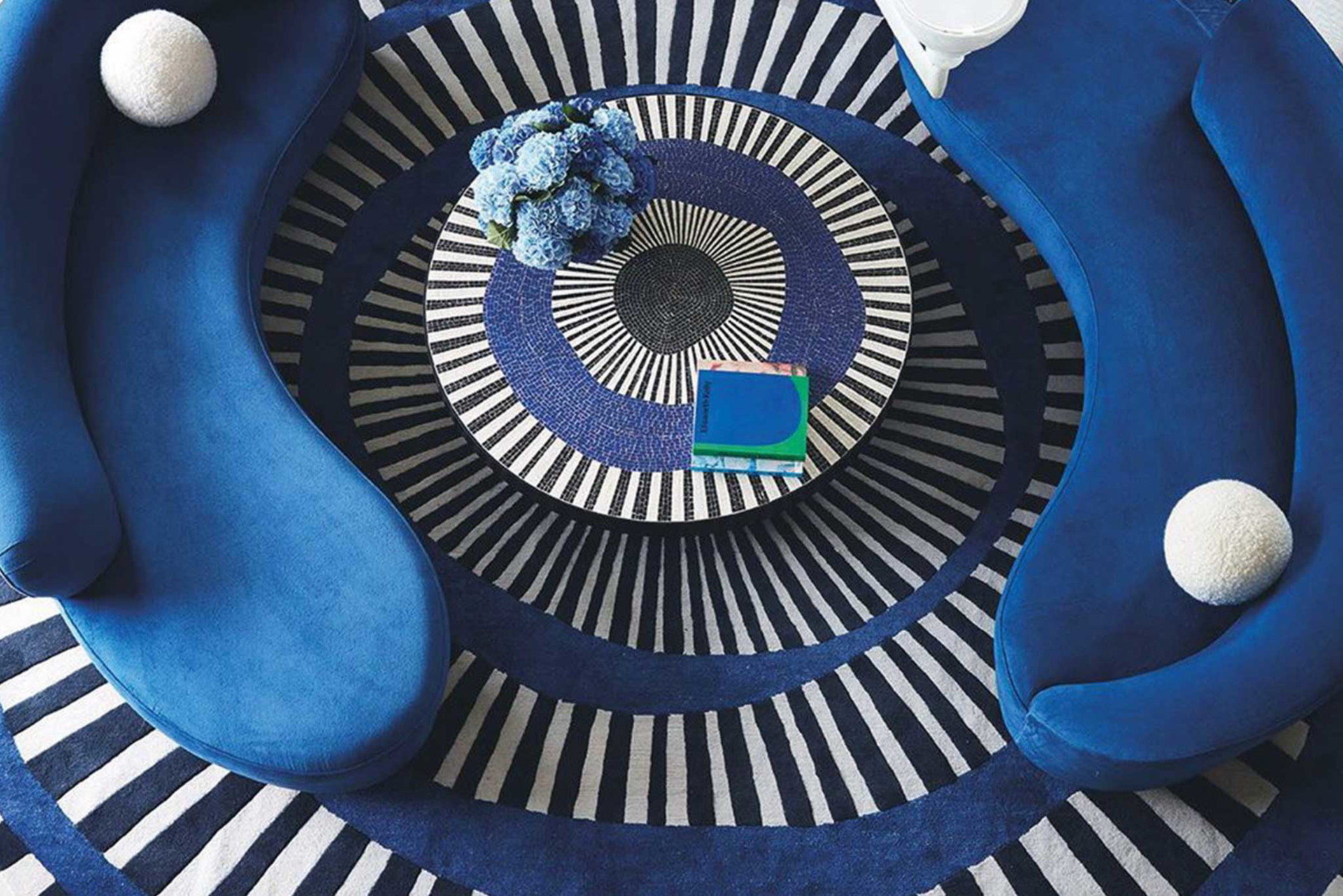 Als Spezialanfertigung für ein Haus in den Hamptons besticht dieser kreisförmige Teppich von The Rug Company, designt von Kelly Behun. therugcompany.com