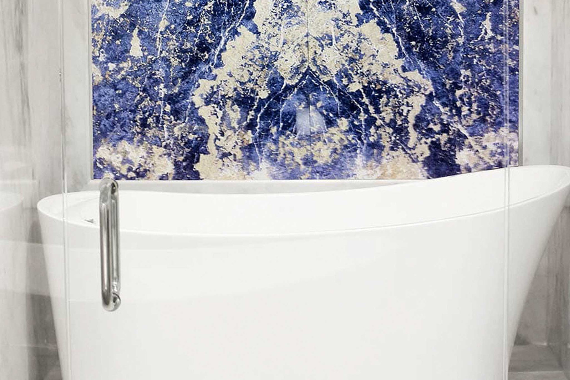 Wie ein modernes Kunstwerk wirkt der großflächige blaue Sodalith-Marmor in diesem Beispiel. Der Stein steht für Ausdauer, Mut und Selbstbewusstsein. tinostone.com
