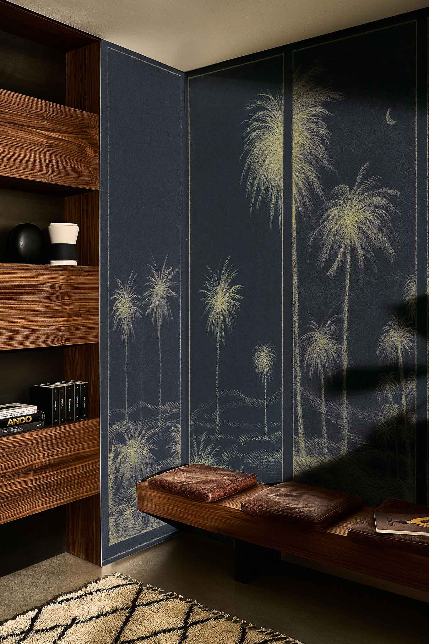 Die Tapete »Episodi Notturni« aus der Contemporary Collection stammt von der Designerin Gupica, die -übrigens in Versailles dekorative Malerei studiert hat. wallanddeco.com