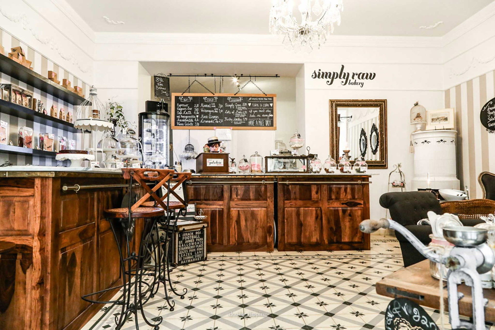 Es ist keine klassische Bäckerei, die Gabriele Danek mit Tochter Shanna im Herzen der Stadt führt. Die Liebe zu Design hat einen guten Grund: Shanna hat ihr Handwerk an der Kunst-Uni erlernt. simplyrawbakery.at