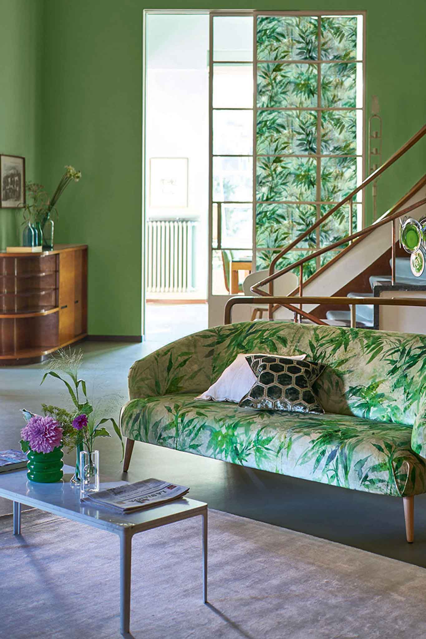 Der Bezugstoff »Jardin Chinois Jade« wirkt mit dekorativem Bambus-Motiv auf dicht gewebtem, bedrucktem Samt. Design: asiatische Kunst des 19. Jahrhunderts! designersguild.com