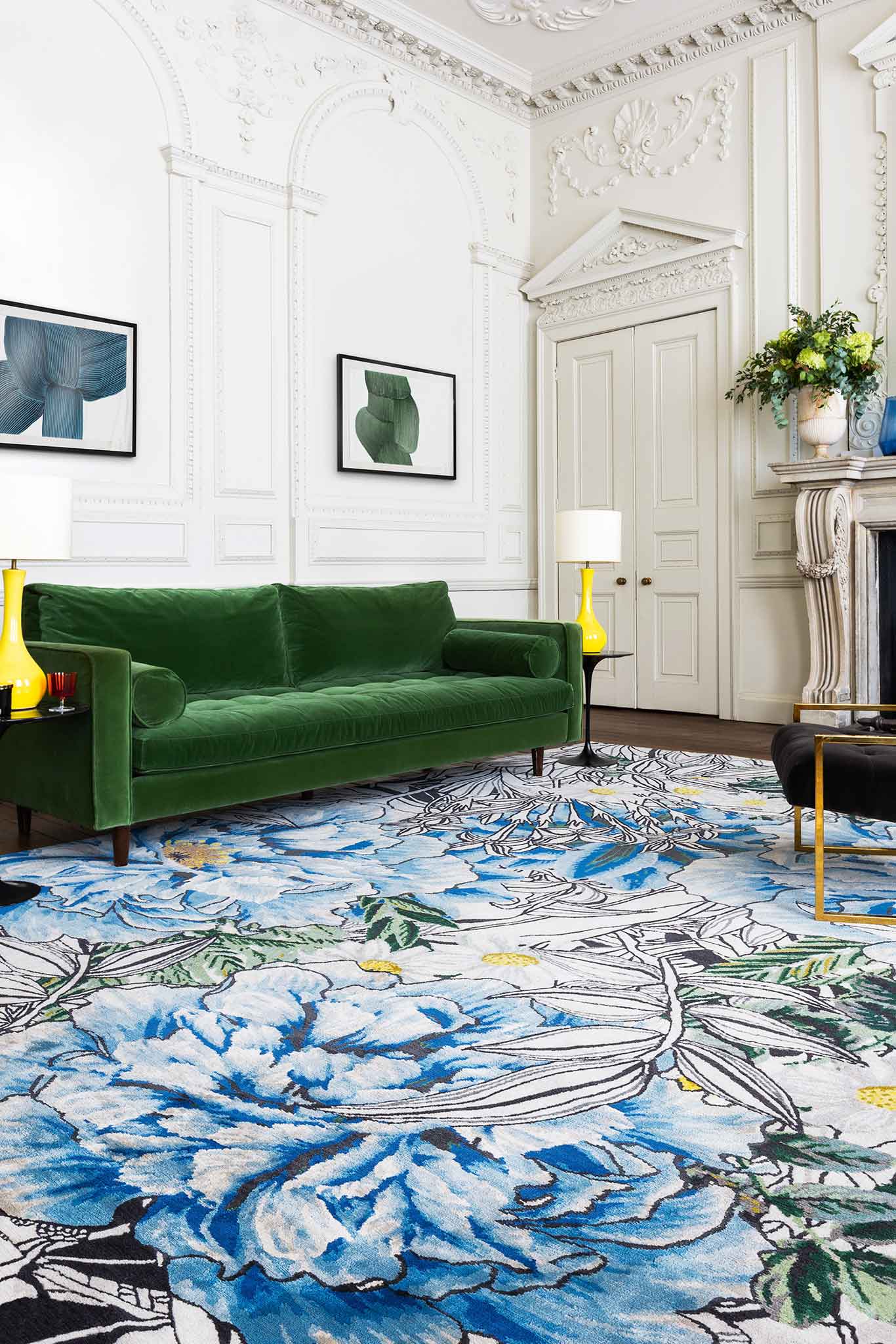 Der Teppich »Garden of Eden« der Central-Saint-Martins-Abgängerin Mary Katrantzou besticht durch handgeknüpfte Blüten aus Wolle und Seide. therugcompany.com