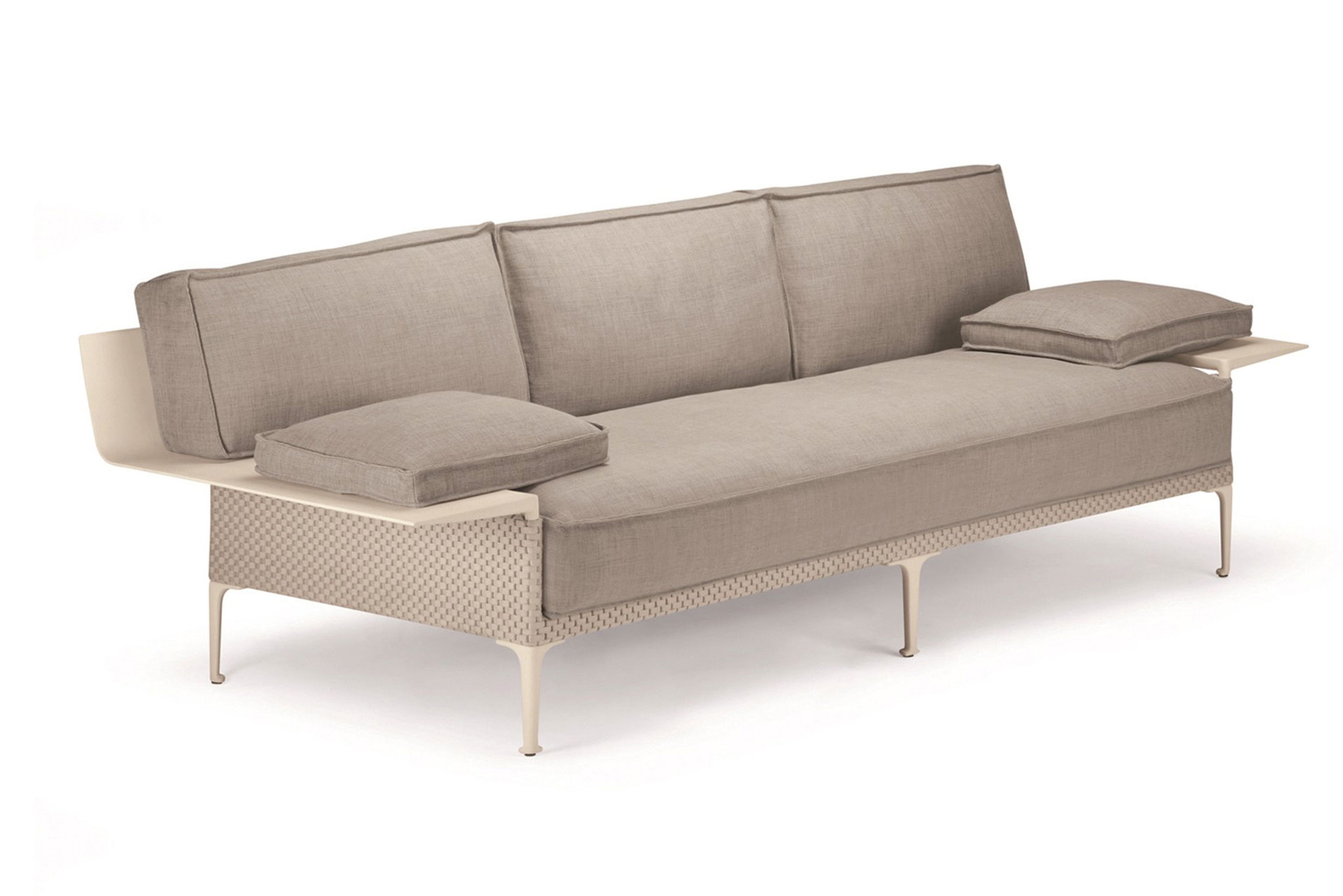 Mit dem Outdoor-Sofa »Rayn« zeigt Philippe Starck, dass er auch gewillt ist, Außenbereiche aufzumöbeln. dedon.de