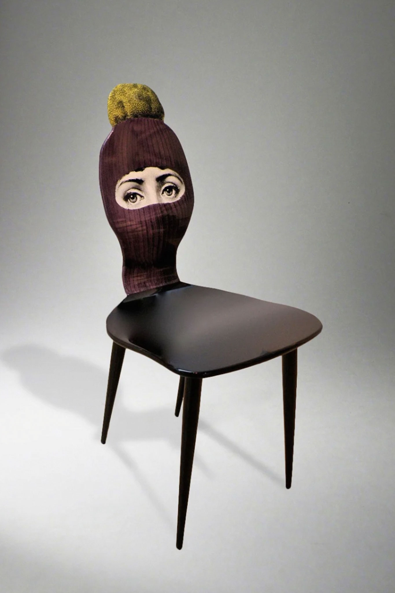 Der »Lux Gstaad«-Stuhl der bekannten Marke&nbsp;Fornasetti sorgt für&nbsp;Gesprächsstoff. fornasetti.com