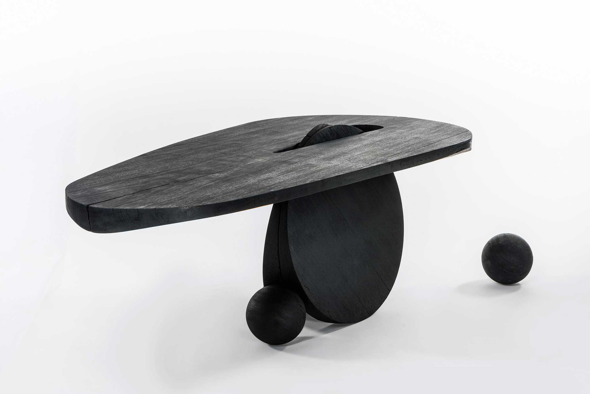 Tisch von Mircea Anghel aus dem Jahr 2019. cabana.studio&nbsp;