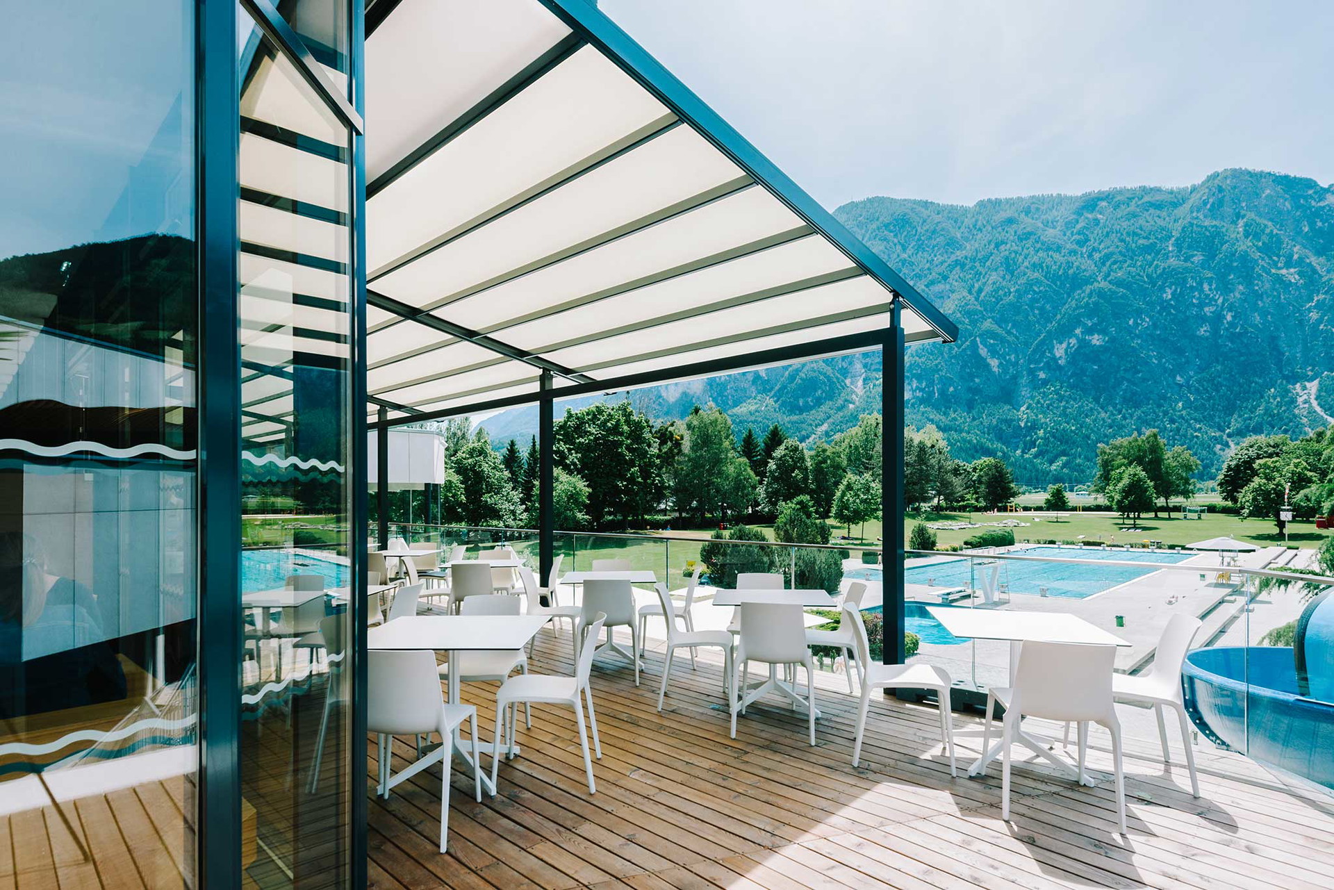 Modell SINTESI bringt einen mediterranen look auf die Terrasse.
