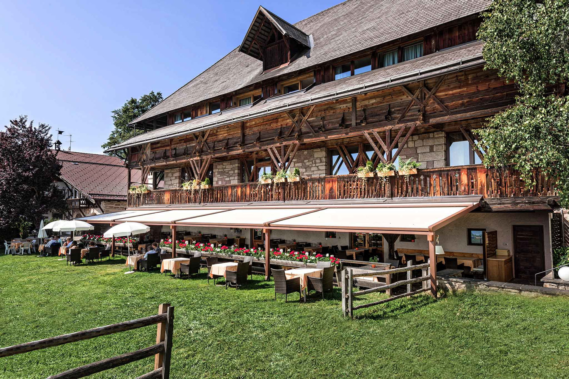 Ob traditionelle oder moderne Architektur: Eine Pergola passt immer.