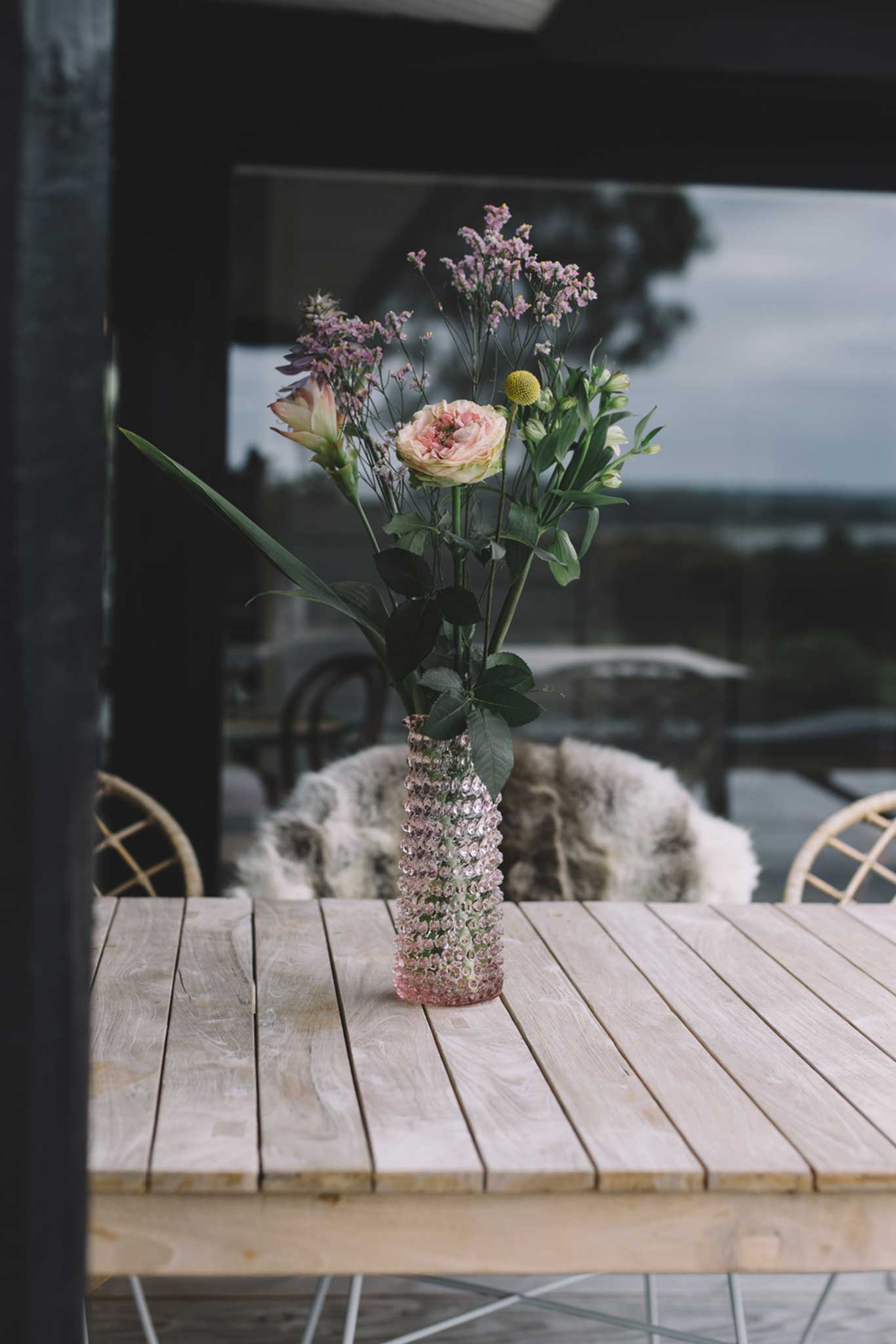 Frische Blumen und auffällige Vasen werten jedes Setting auf.&nbsp;kodanska.dk