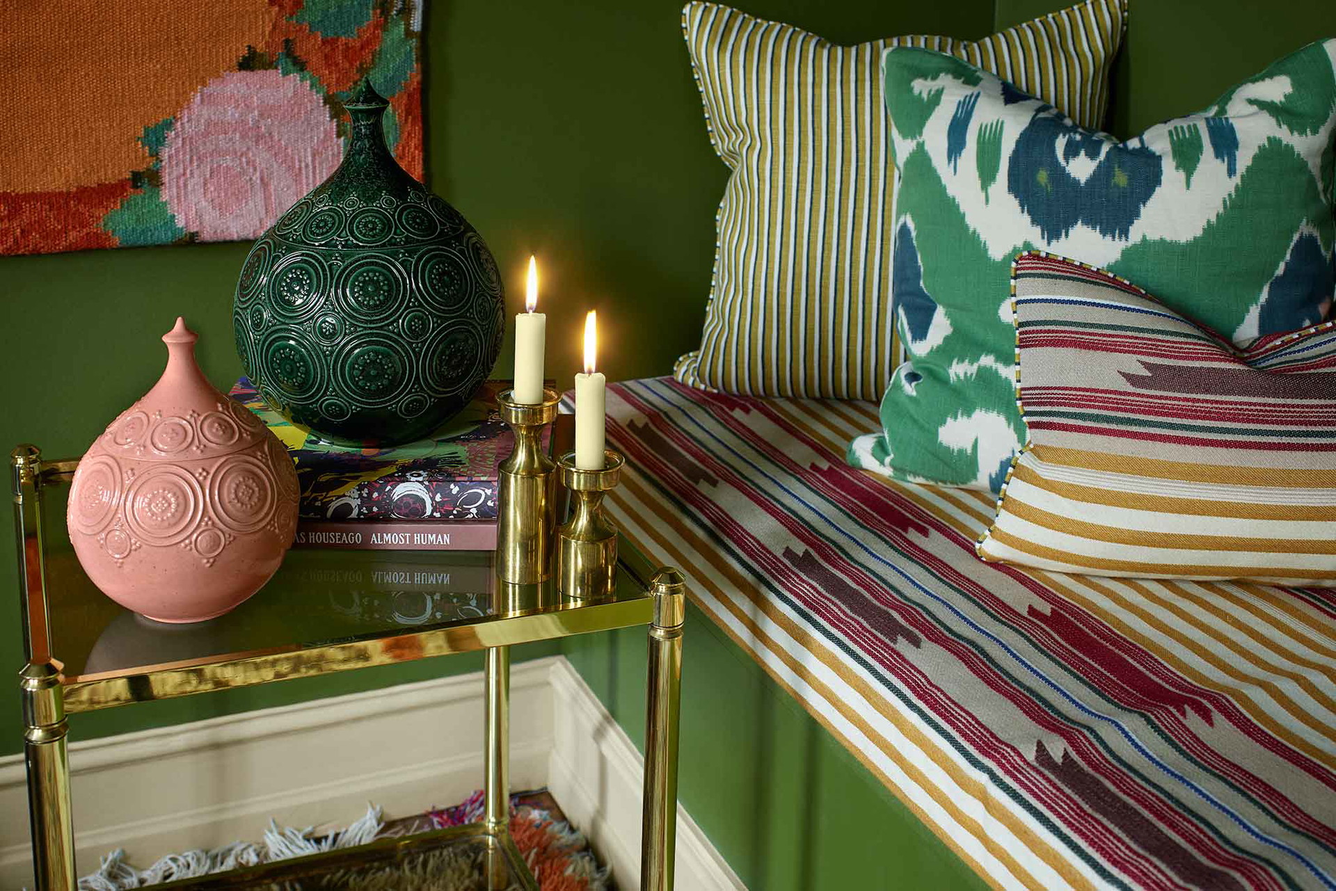 Pölster mit Muster und Vasen lockern monochromes Interieur auf.&nbsp;bjornwiinblad-denmark.de