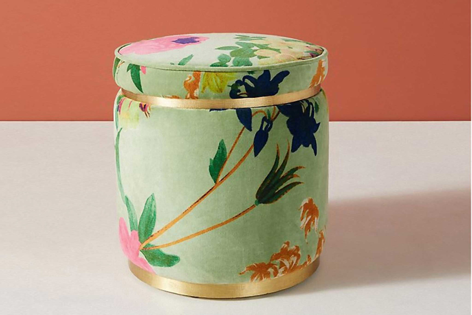 Florale Beauty Einen verlässlichen Touch Glamour beschert uns der »Velvet Floret Stool« im witzig benannten Farbton »Guacamole«. Chic mit Messing im Boudoir. anthropologie.com
