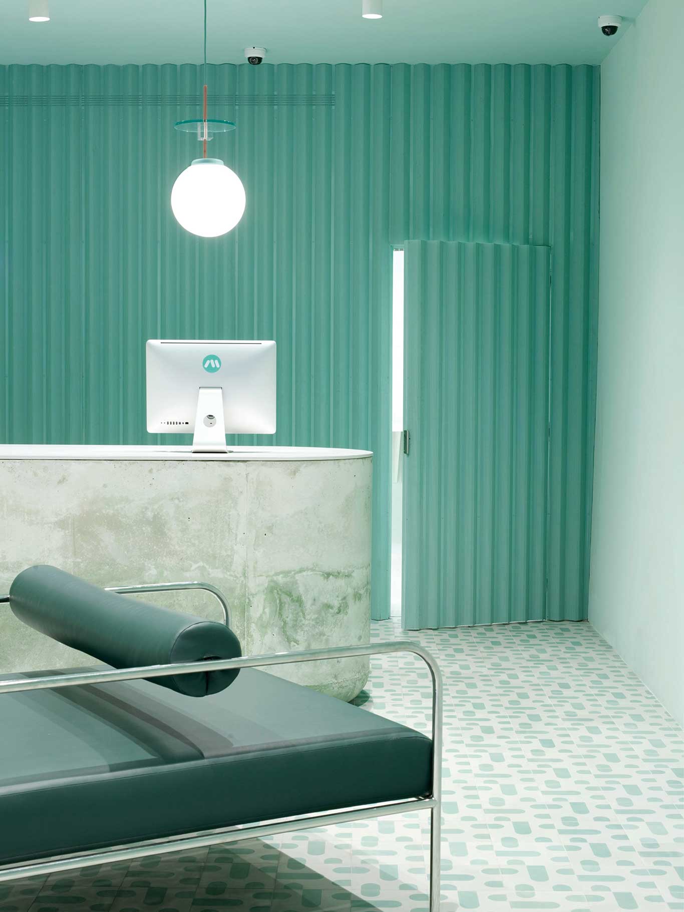 Shades Of Green Ein absolutes Trendsetter- Design in Neo-Mint-Schattierungen liefert das New Yorker Architekturstudio Sergio Mannino für die Medly Pharmacy in Brooklyn. sergiomannino.com