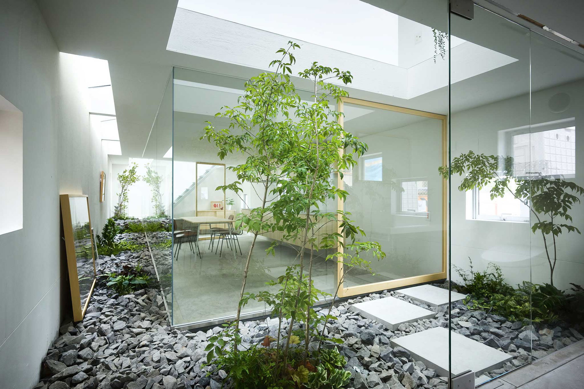 Das Moriyama-Haus in Nagoya, Japan, sieht aus wie ein raumgewordenes Gedicht aus Luft, Glas und Lavastein. Auf einer Grundstücksfläche von nur 82&nbsp;Quadrat-metern schuf das Suppose Design Office eine dreidimensionale Collage aus gläsernen Zimmern mit offenen Zwischen-räumen und ungewöhnlich platzierten Pflanzen und Gemälden. Sinnlicher kann Wohnen nicht sein.&nbsp;suppose.jp