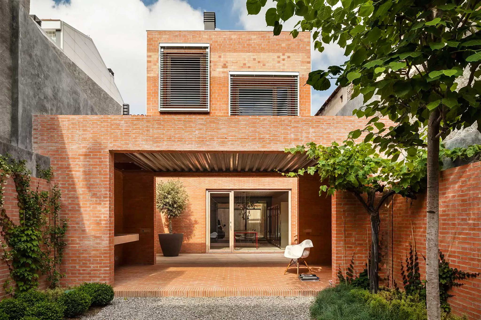 In der Altstadt von Granollers bei Barcelona füllten die H Arquitectes eine nur 6,5 Meter schmale und fast 60 Meter lange Baulücke mit einem an Wand und Boden geziegelten Atriumhaus. Die Casa 1014 wurde mit dem internationalen Brick Award Grand Prize in der Kategorie »Urban Infill« ausgezeichnet. harquitectes.com