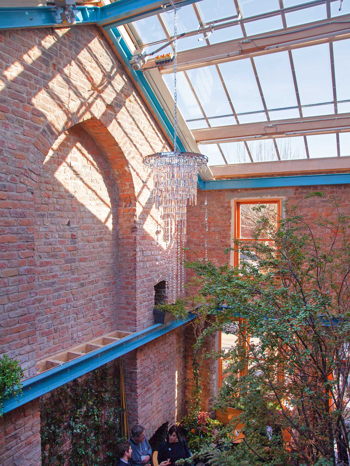 Was vor einigen Jahren noch eine verfallene Hausruine war, ist nun ein verwunschenes Atrium mit Kräutergarten und Kristallluster. Der ungewöhnliche, von viktorianischen Mauern umgebene Nachbarschaftsgarten ist Herzstück eines Revitalisierungsprojekts in der Granby Street in Liverpool. Planung: Assemble Studio. assemblestudio.co.uk