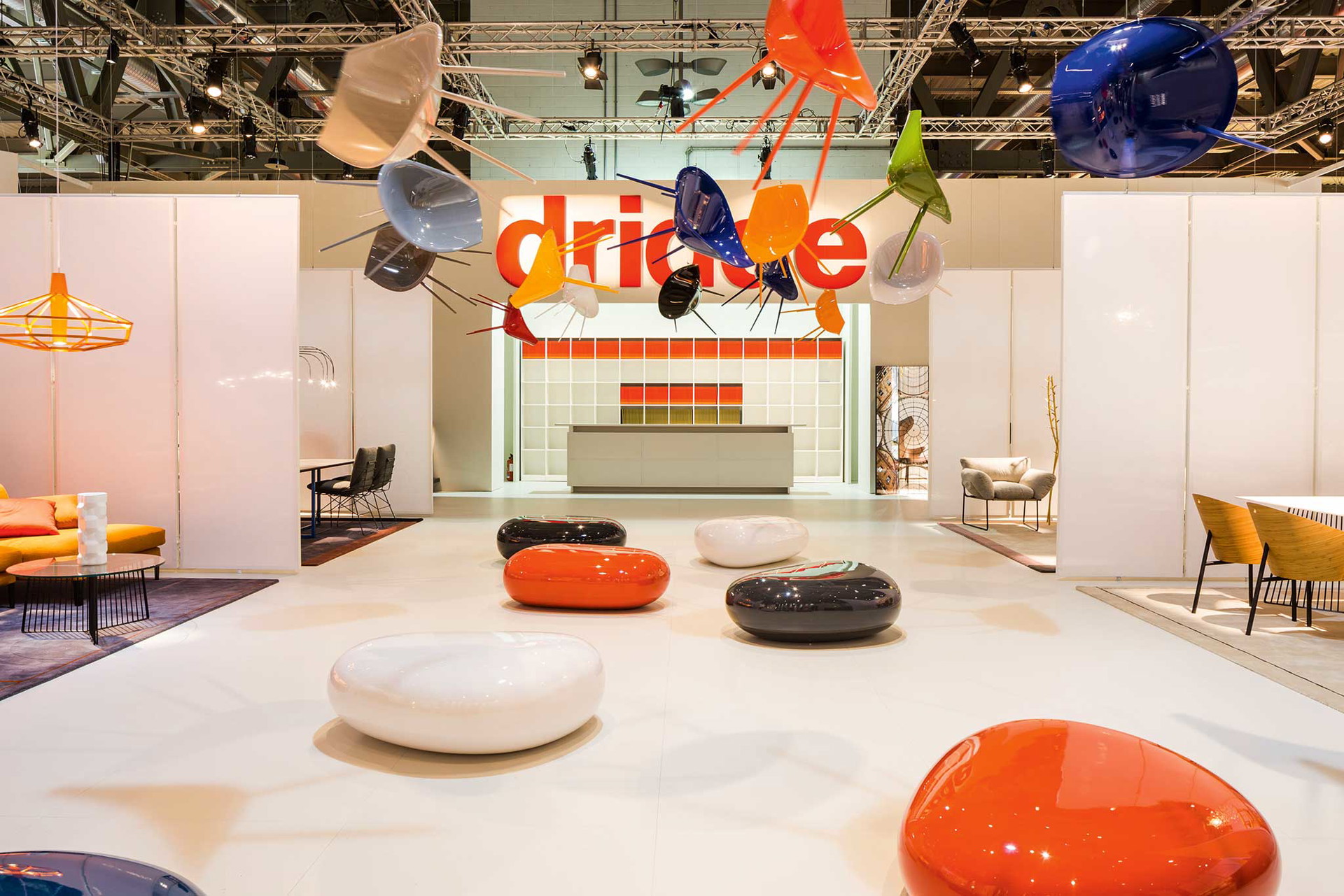Stolz und unbeugsam: bunte Lebensfreude auf dem Stand von Driade. driade.com