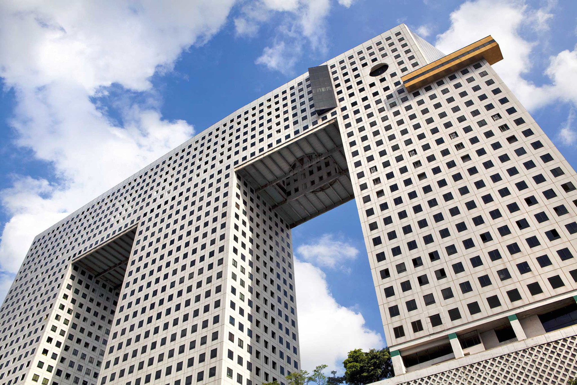 The Elephant Building, Bangkok Was soll man dazu sagen – außer: Warum? Die schönsten Hochhäuser der Welt werden Jahr für Jahr prämiert, aber dieses Exemplar aus Thailand spielt irgendwie in einer ganz eigenen Liga. Das Mixed-Use-Gebäude schafft immerhin einen Rekord: Es ist eindeutig der größte Elefant der Welt – 102 Meter, um genau zu sein.