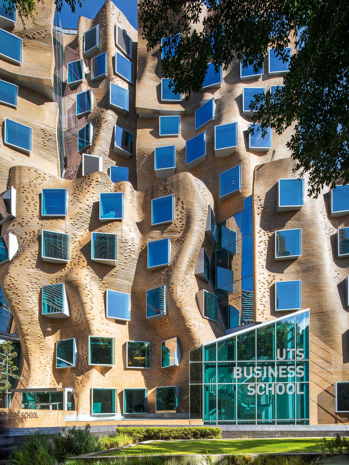 Dr Chau Chak Wing Building, Sydney Stararchitekt Frank Gehry zu seinem Entwurf: »Es mag vielleicht eine braune Papiertüte sein, aber das Innenleben ist flexibel, es gibt viel Platz für Veränderung und Bewegung.« Dieses Statement des Architekten zeugt von Größe angesichts von »zerknautschter Papiertüte«-Kritik. Das Gebäude beherbergt die UTS Business School. Dekonstruktivistische Entwürfe haben es oft schwer.&nbsp;