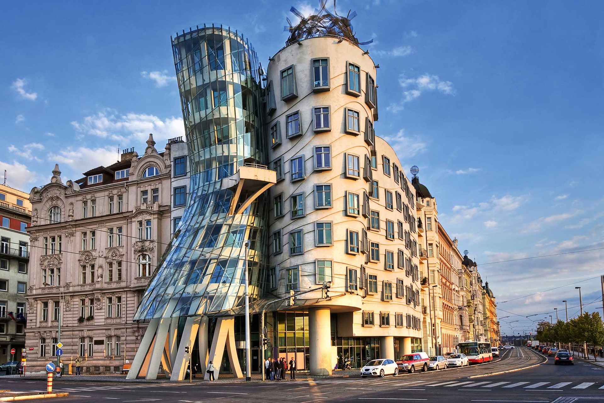 Dancing House, Prag »Tanzendes Haus« ist der Spitzname eines 1996 verwirklichten Bürogebäudes in Prag. Die Baupläne lieferte der tschechi-sche Architekt Vlado Milunić in Kooperation mit dem kanadischen Architekten Frank Gehry. Während die einen die mutige Architektur lobten, stuften andere den dekons-truktivistischen Bau als Zerstörung des Gesamtbilds nahe der Prager Altstadt ein.&nbsp;