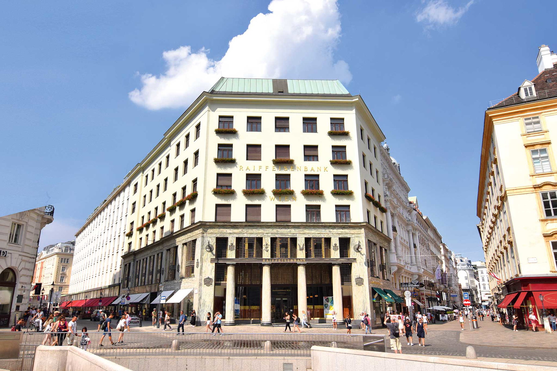 Loos-Haus, Wien Als »augenbrauenlos«, »Scheusal von einem Haus« und »Gassenbubenstückchen der Architektur« wurde das Loos-Haus am Michaelerplatz seinerzeit bezeichnet. Der Bau wurde 1911 zuerst gestoppt und 1912 vollendet. Im Jubiläumsjahr »Loos2020« wird das Werk des Avantgardisten der Bevölkerung noch ein Stückchen nähergebracht. loos2020.at