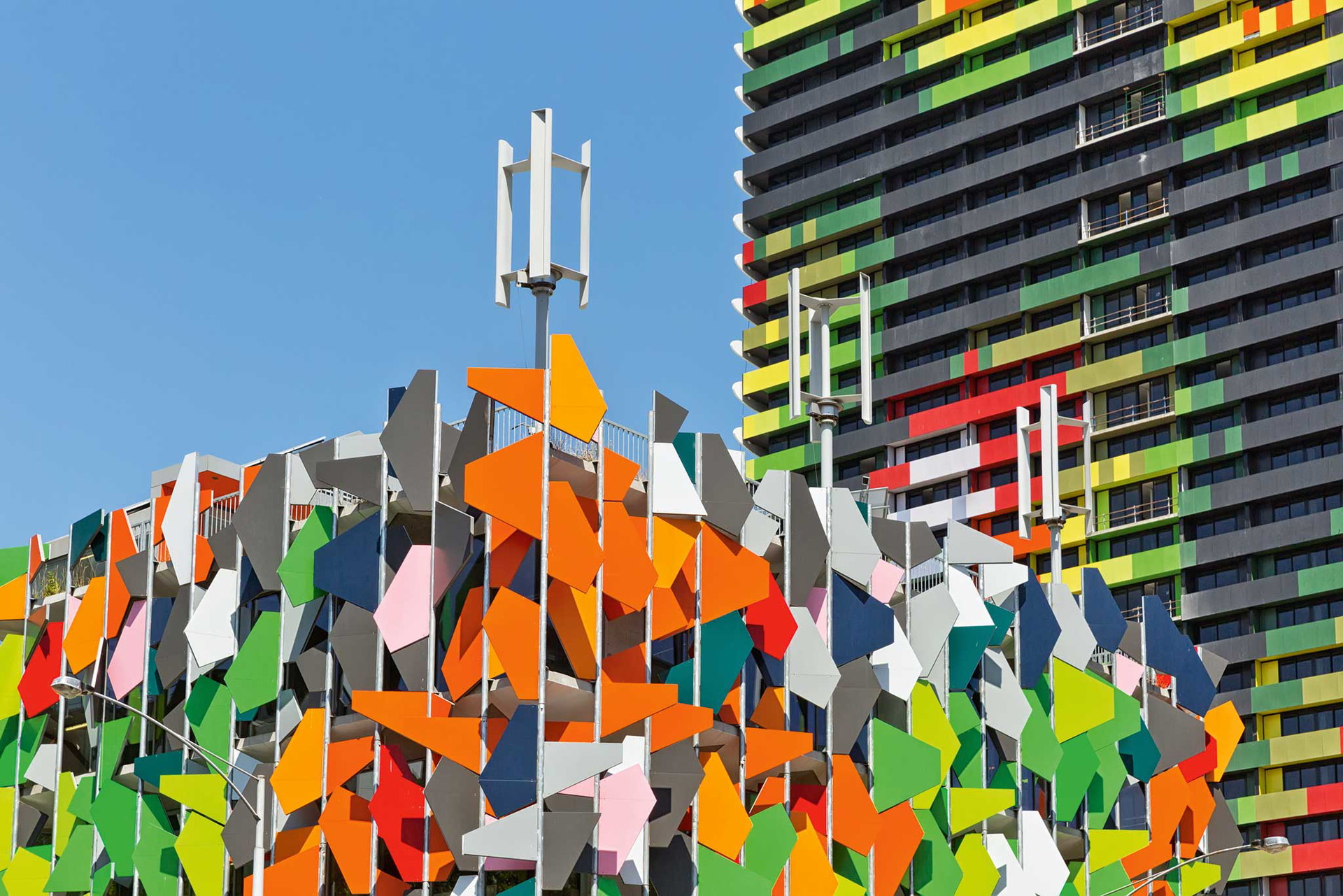 Pixel Building, Melbourne Es ist … farbenfroh. Das »Pixel Building« taucht in so manchen »Most Ugly«-Rankings der letzten Jahre auf. Subtilität war den Bauherren offensichtlich kein Anliegen, eher auffallen um jeden Preis. Kann man mögen, muss man aber nicht. Es soll aber auch nicht unerwähnt bleiben, dass das Gebäude zig Awards in Sachen Nachhaltigkeit erhalten hat. Und das macht es auch schön – von innen sozusagen.&nbsp;