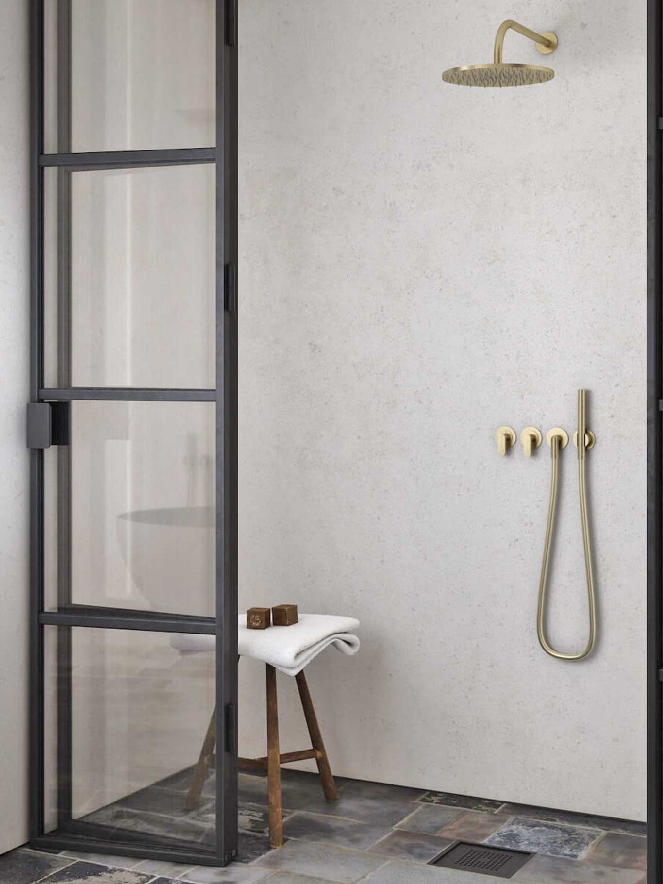Glastüren mit schwarzen Rahmen sind der Trend schlechthin, wenn es um ebenerdige Duschen geht. Bestes Beispiel: die John-Pawson-Collection von Cocoon. bycocoon.com&nbsp;