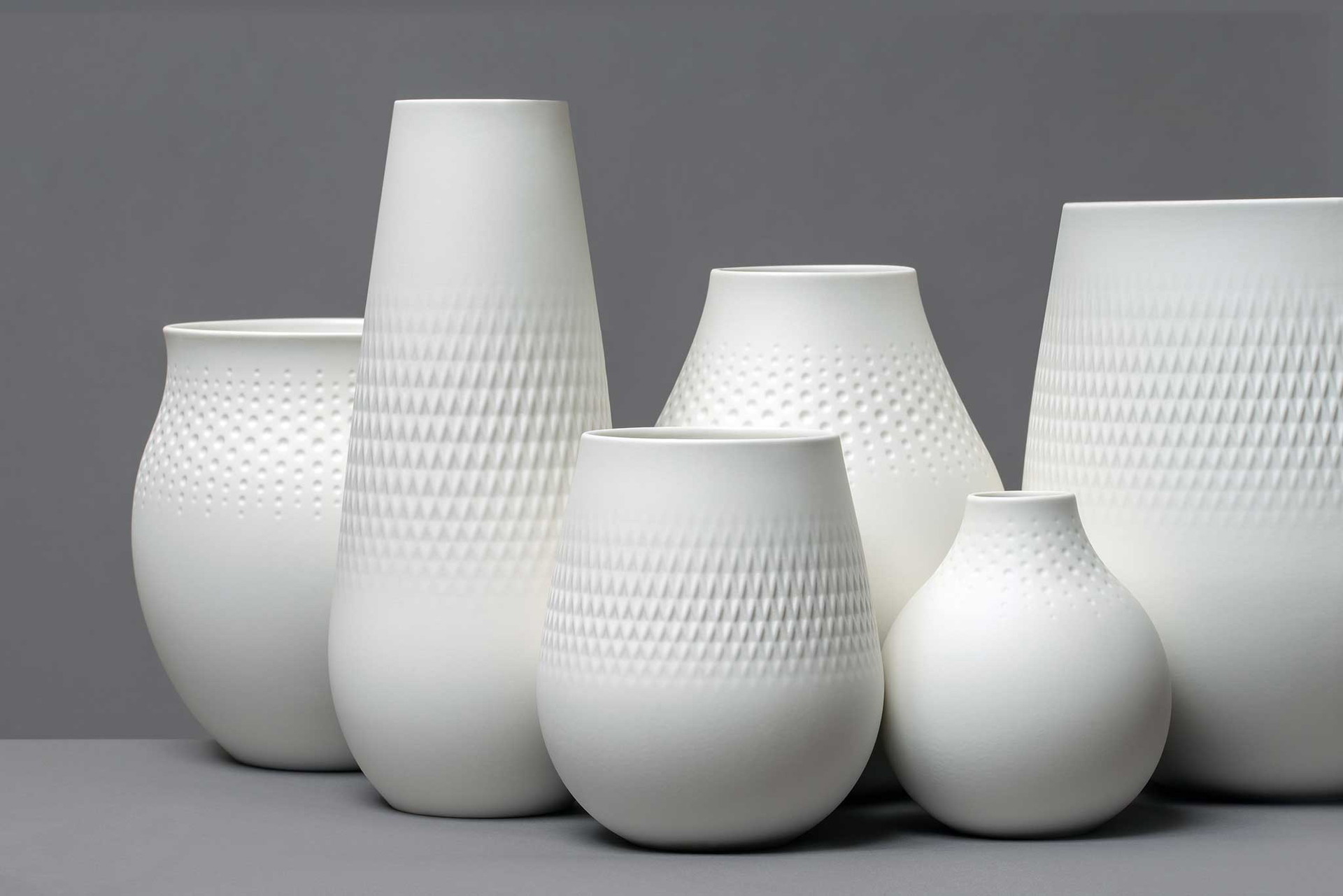 Schon ohne Blume ein Schmuckstück: sechs Varianten der Porzellan-Vase »Collier«, die Christian Haas mit matter Oberfläche und&nbsp;reliefartiger Struktur für seinen Langzeitkunden Villeroy &amp; Boch entworfen hat. villeroy-boch.at