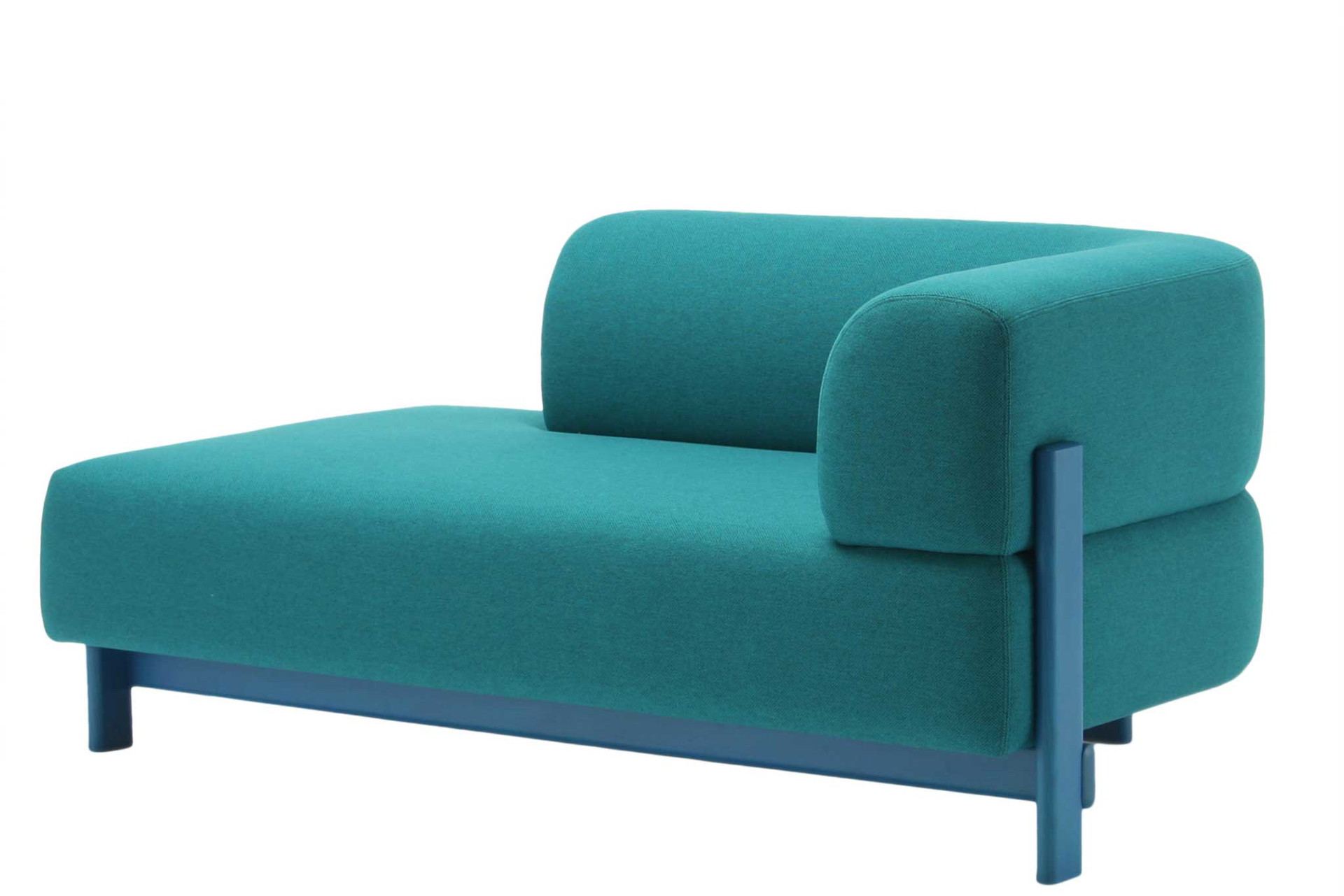 Die Symbiose von Skandi-Look und japanischem Purismus: das Sofa »Elephant« aus hochwertigem Kastanienholz und recyceltem Polyester für das edle Öko-Label Karimoku New Standard aus Tokio. karimoku-newstandard.jp