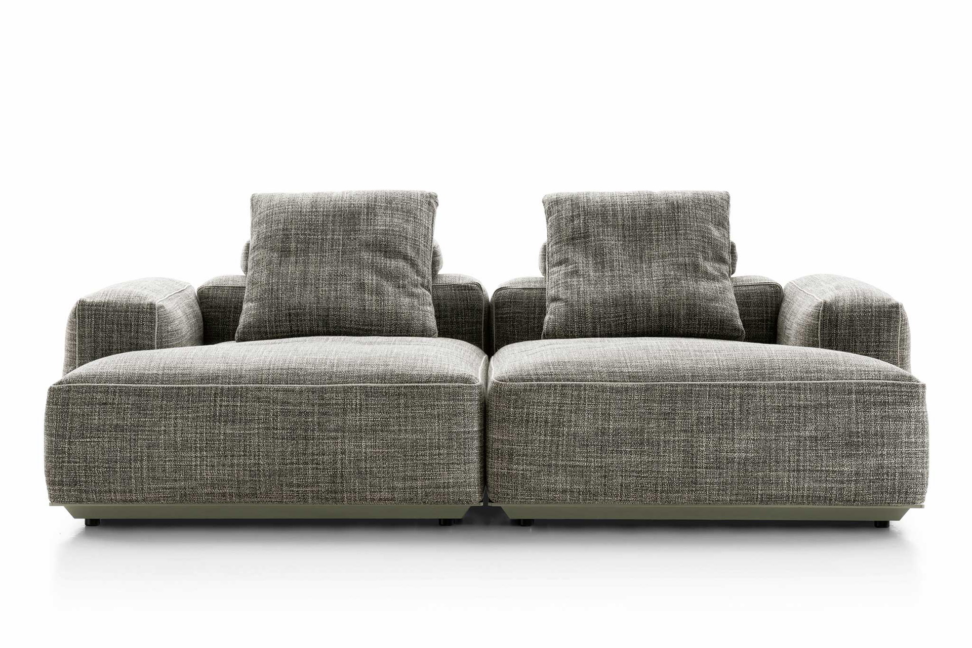 Weich, elegant und einladend: Das Sofa aus der Outdoor-Serie »Hybrid« vom Premium-Anbieter B&amp;B Italia trägt die Verschmelzung der Innen- und Außenbereiche schon in Namen. Das Design stammt von Antonio Citterio. bebitalia.com