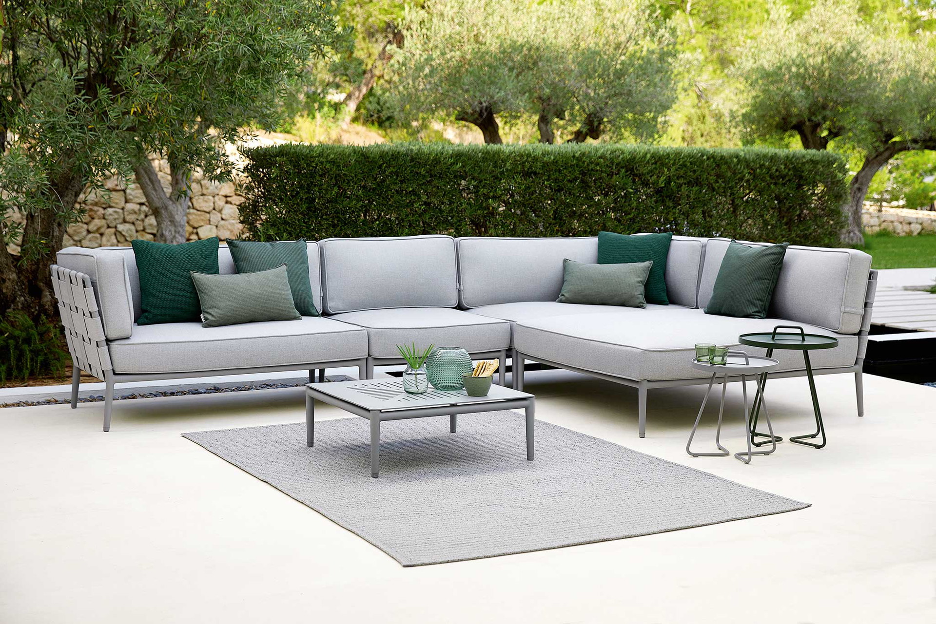 Die Designer-Duo Johannes Foersom und Peter Hiort-Lorenzen, Trendsetter für hochwertige und langlebige Outdoor-Möbel aus Kopenhagen, hat seine Handschrift in der Kollektion »Conic« der Marke Cane-line hinterlassen. cane-line.de​​​​​​​