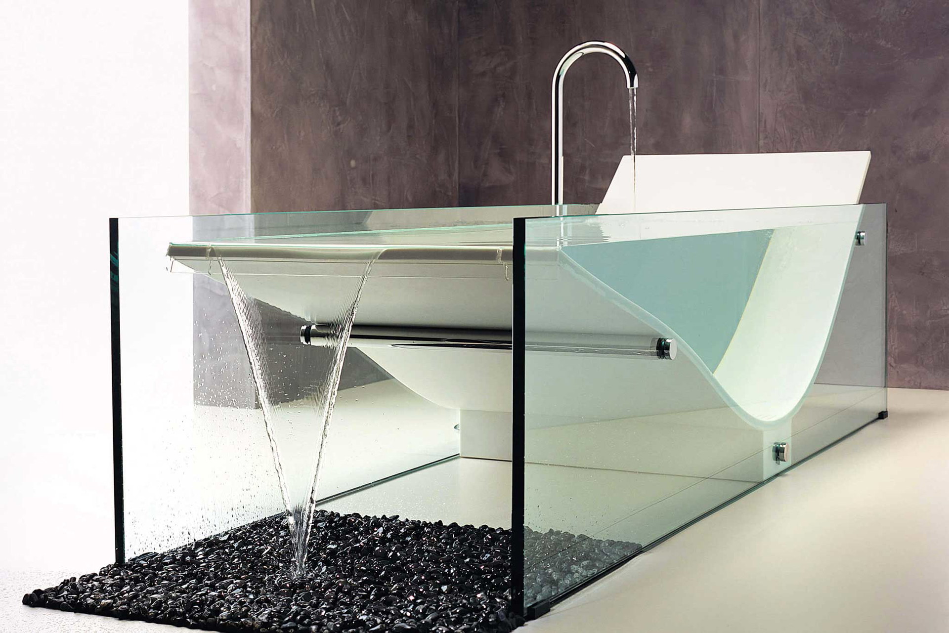»Le&nbsp;Cob« ist ein erstklassiges Designstück mit innovativem Überlauf, Glasverkleidung und Chromzubehör. westonebathrooms.com &nbsp;
