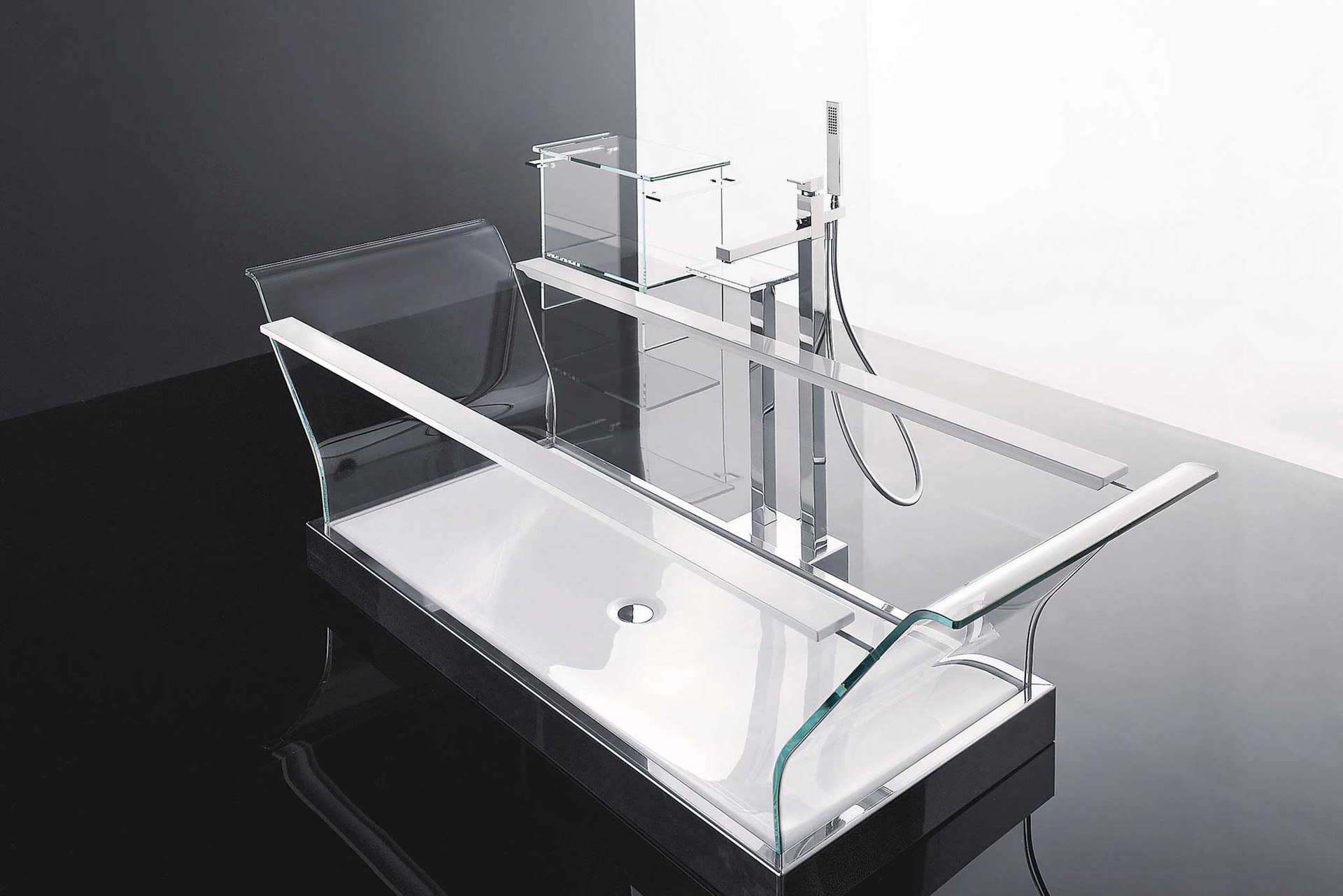 Erholsames Bade-Erlebnis für Körper und Geist. Die Seitenteile eignen sich zum Abstellen für Dusch-Accessoires. novellini.de