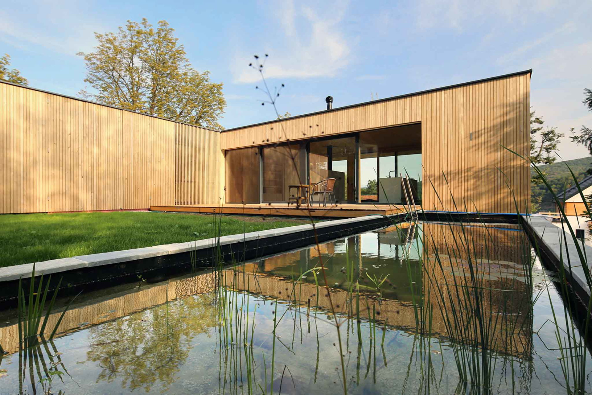 Mit Naturpools setzt man ein Öko-statement und sorgt dafür, dass man im Winter kein trauriges, leeres Becken im Garten stehen hat. Das L-Haus in Purkersdorf hat diesen Ansatz perfekt umgesetzt.&nbsp;juritroy.com