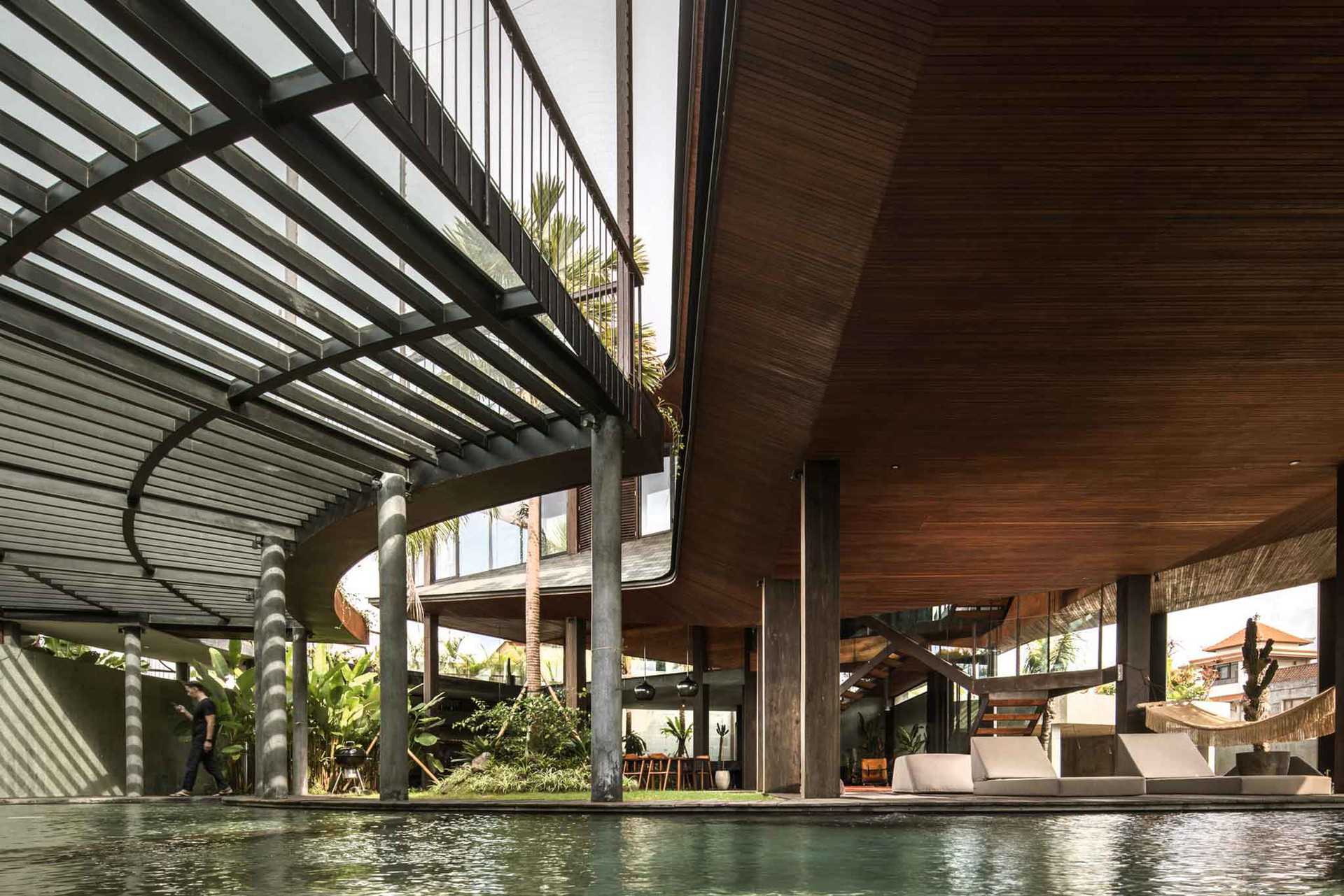 Im Butterfly House auf Bali hat man ein rundes Becken ums Haus angelegt. Wer in diesem Energiekreis schwimmt, kommt auch beim Wohnbereich vorbei. alexisdornier.com