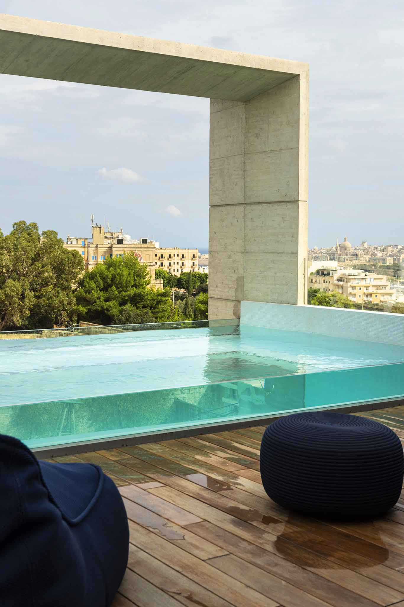 Der gläserne Pool auf dieser maltesischen Dachterrasse dient gleichzeitig als Schwimmbecken und als Lichtquelle für den Wohnbereich darunter. So geht Transparenz. architrend.it