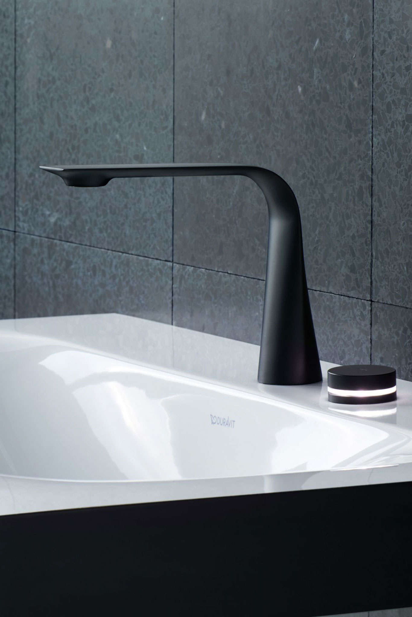 »Duravit D.1« ist in Chrom und Mattschwarz erhältlich. Das erzeugt Spannung. duravit.de