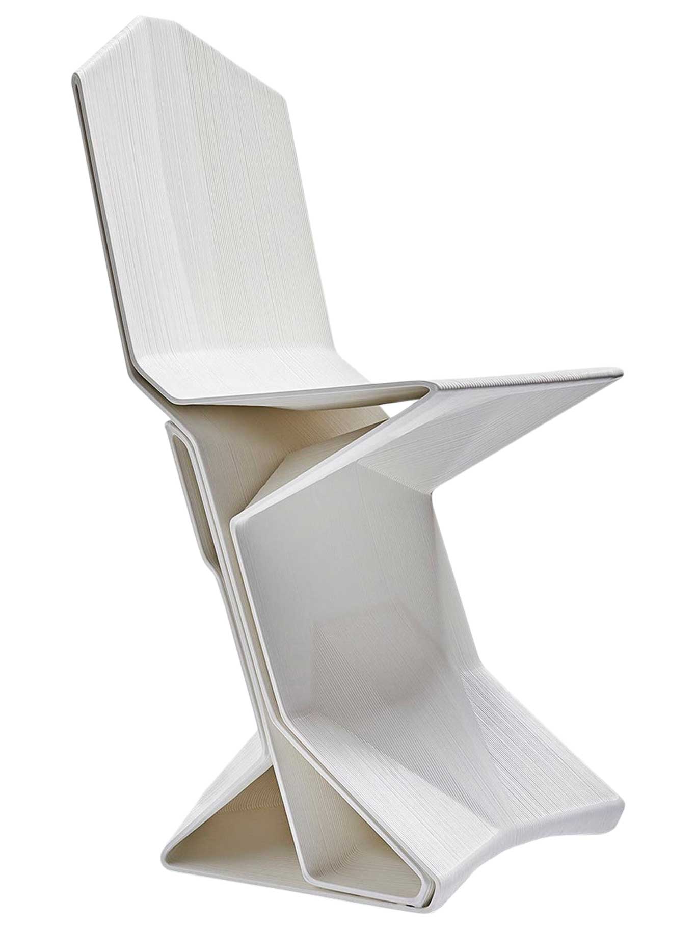 Nagami Design fertigt Vasen, Stühle und Home-Accessoires namhafter Design- und Architekturbüros. Zu den wichtigsten Partnern zählen Ross Lovegrove und Zaha Hadid Architects. »Estrat«, ein kantiges Sitzobjekt nach einem Entwurf von Manuel Jiménez, wird aus PLA -gedruckt und ist in Schwarz, Weiß, Rot und Blau erhält--lich. 665 Euro. nagami.design