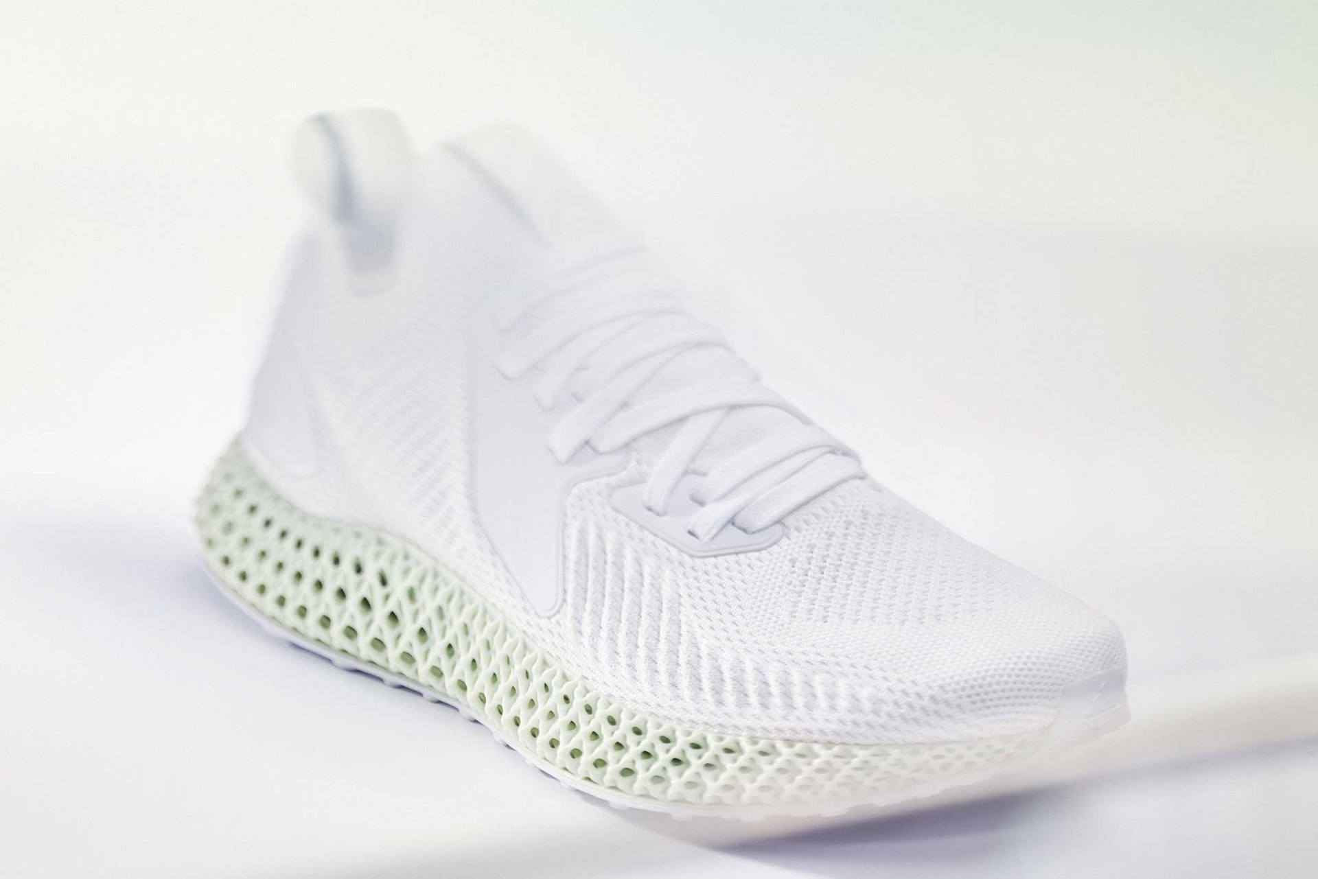 Die Zwischensohle beim Adidas Alphaedge 4D kommt aus dem Drucker. Im Vergleich zu herkömmlichen -Sohlen-technologien ermöglicht die dreidimensionale Gitterstruktur ganz neue Dämpfungseigenschaften und&nbsp;Personalisierungsoptionen. Durch die Hohlräume wird&nbsp;zudem Material und Gewicht gespart. Vor einem Jahr&nbsp;erhielt der Laufschuh mit Reflektorstreifen an den Seiten einen leichten Relaunch. Ab 299 Euro. adidas.at