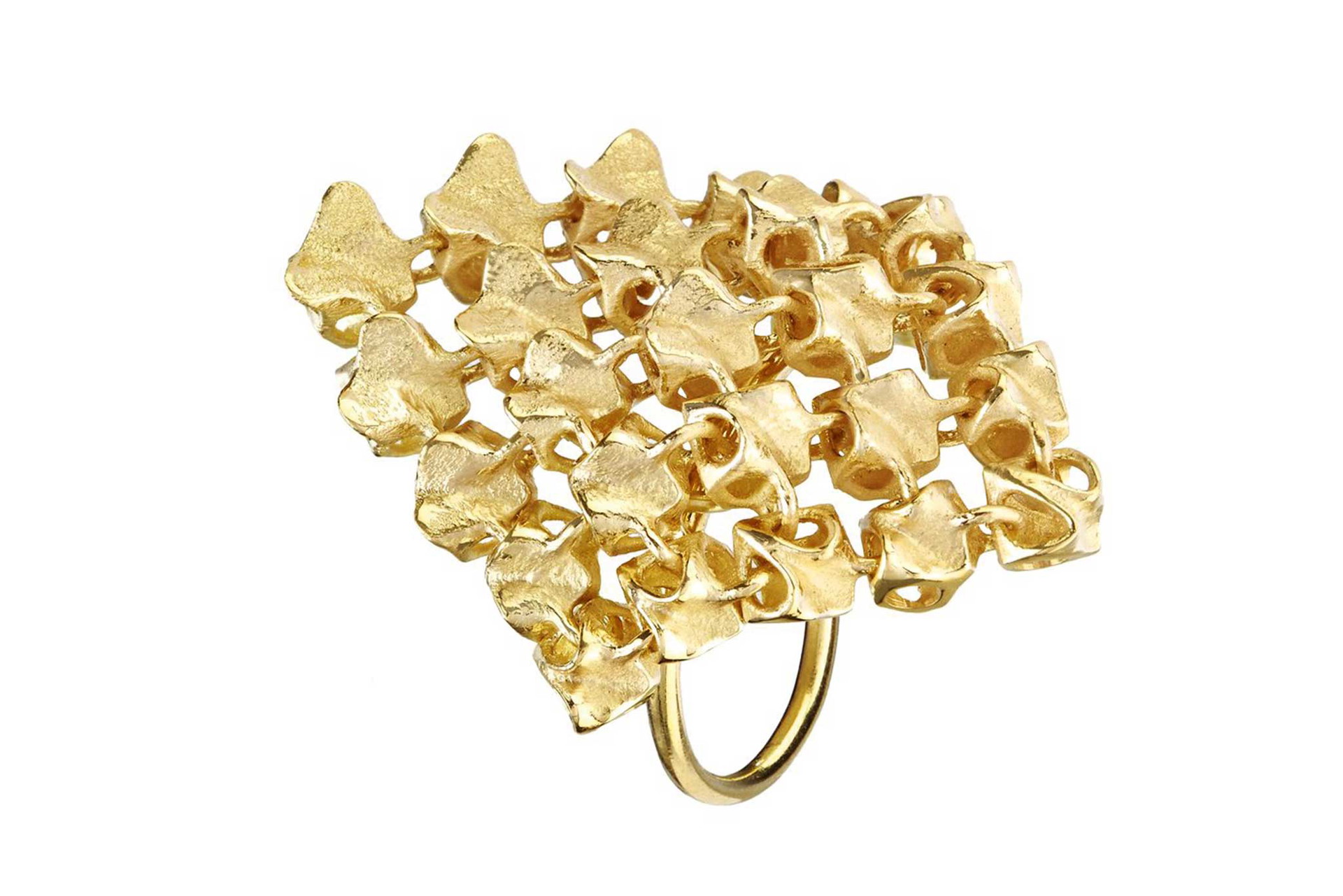 Die Wiener Schmuckdesignerin Marie Boltenstern fertigt große und kleine Schmuckpreziosen aus Gelbgold, Roségold, Sterling-Silber, Platin und unterschiedlich eingefärbten Kunststoffen. Im Bild: Ring aus der Serie »Resonance« um 4500 Euro. boltenstern.com
