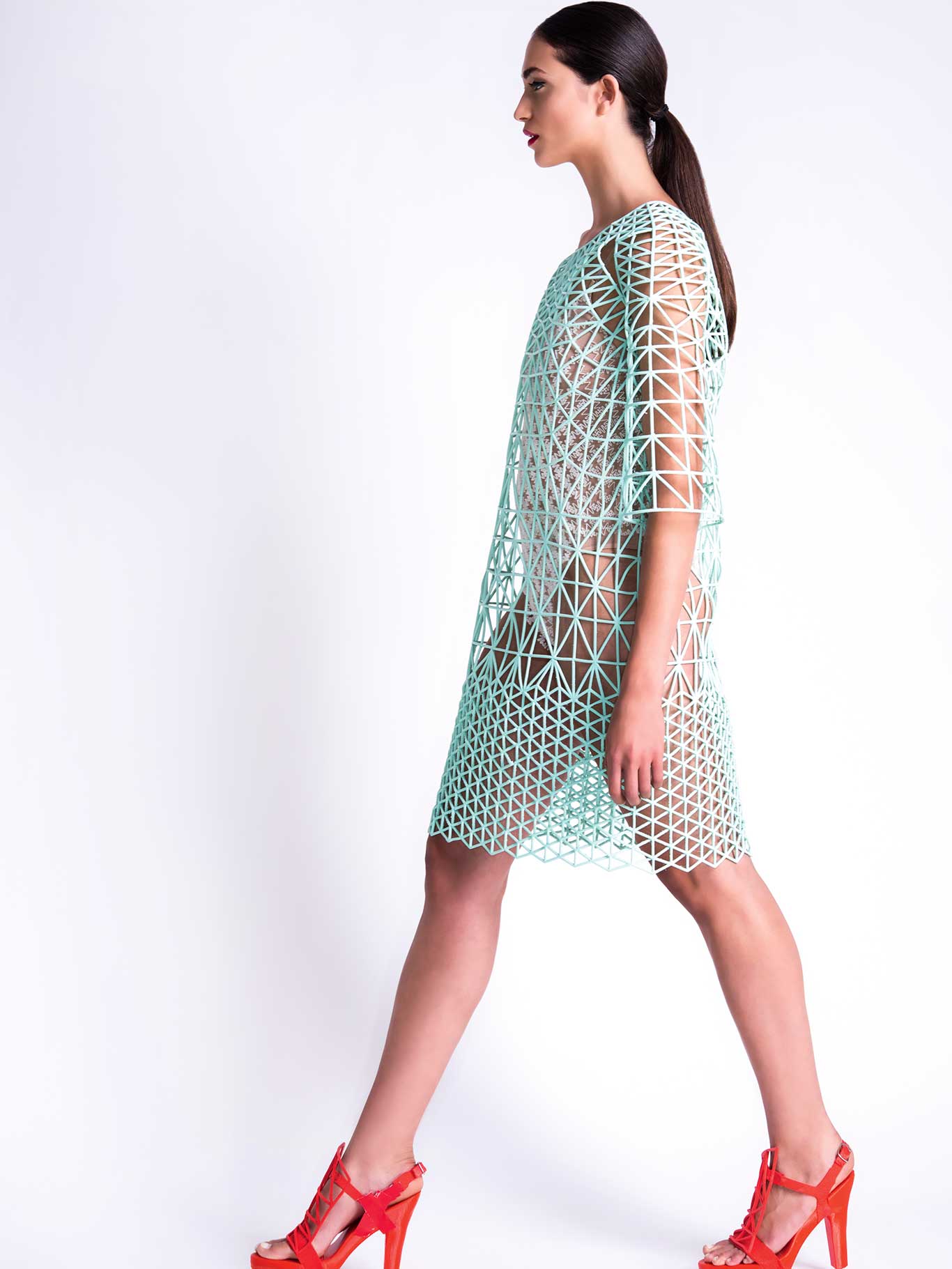 Die israelische Modedesignerin Danit Peleg befasst sich mit Hightech-Mode und neuen Fertigungstechnologien. In enger Zusammenarbeit mit Materialforschern und Druckfirmen entstehen Kleidungsstücke, die zur Gänze mit CAD designt werden. Die Kollektion »Liberty Leading the People« hat sich die Leichtigkeit des Nichts zum Motto gemacht. danitpeleg.com