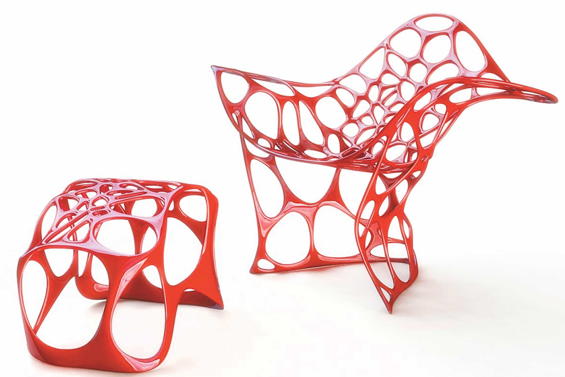 Beim »Batoidea«, einem Entwurf des belgischen Designers Peter Donders aus dem Jahr 2000, kommen nicht Lounge-Chair und Hocker selbst aus dem 3D--Drucker, sondern die dafür erstellte Sandform. Dank der aufwendigen Gussform-Technologie, mit der übrigens auch Teile von Ferrari-Motoren produziert werden, sind der Formenfantasie aus Aluminium keine Grenzen gesetzt. Mit 29.000 Euro fast ein Schnäppchen. peterdonders.com