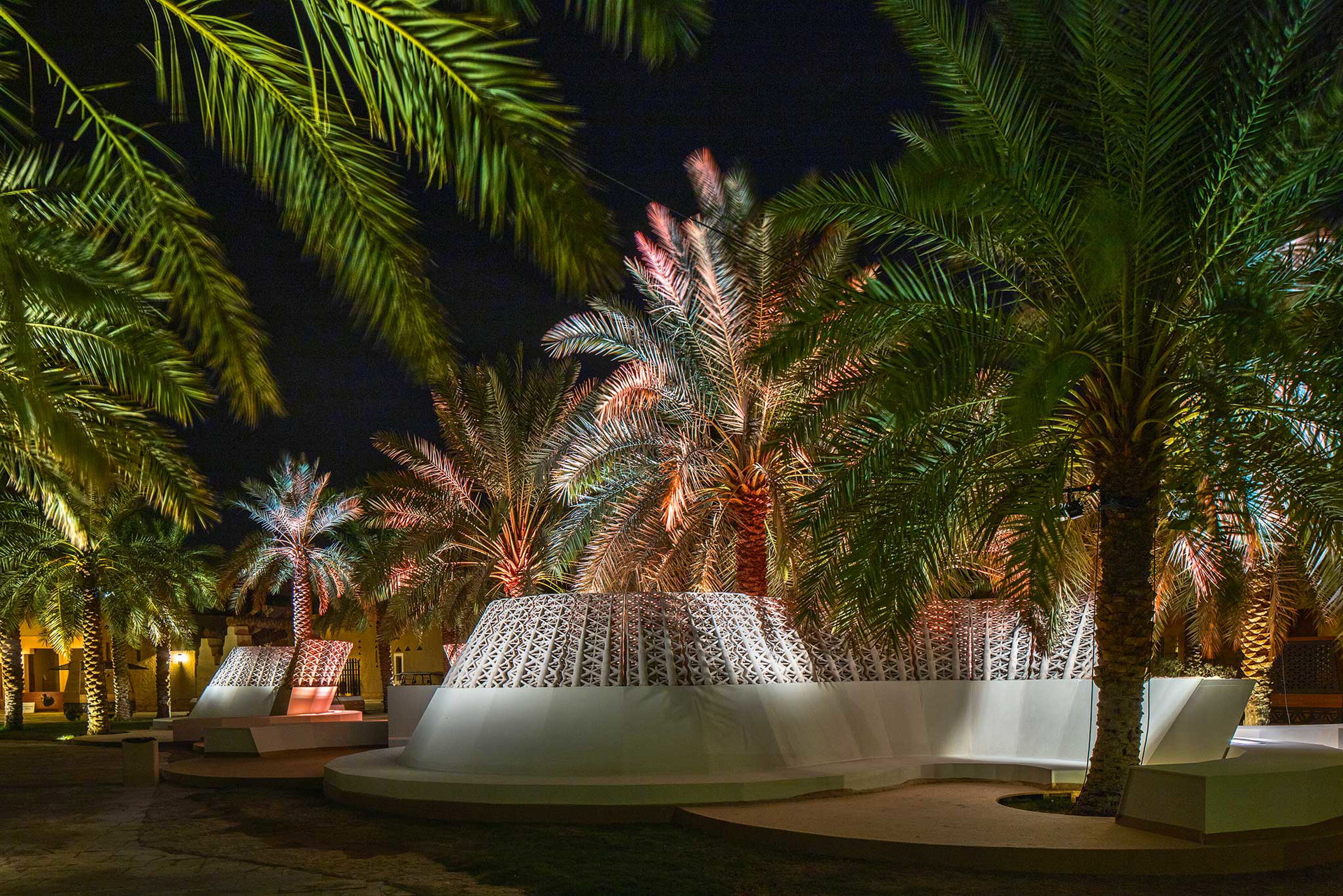 In Diryah, Saudi-Arabien, wurde ein ganzer Platz aus Sand gedruckt. Die sogenannten »Sandwaves« bestehen aus 58 unterschiedlichen Modulen und laden zum Sitzen, Liegen, Lümmeln im Schatten ein. Das Projekt von Arthur Mamou-Mani und Studio Precht ist die derzeit größte Sanddruck-Installation der Welt.&nbsp; mamou-mani.com, precht.at&nbsp;