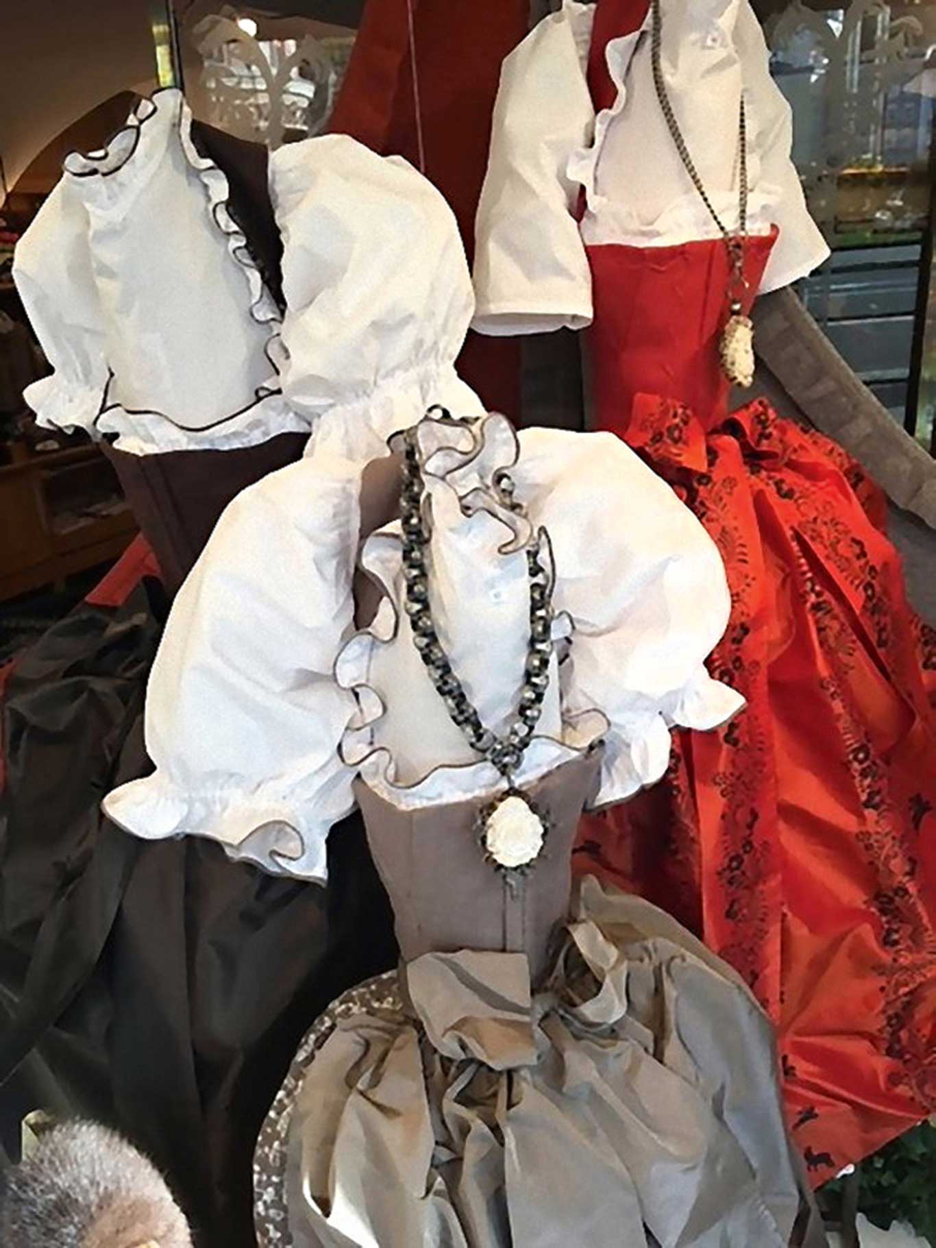 Hierzulande erfreut sich das Dirndl als passendes Kleidungsstück sowohl für Tag als auch Abend. Besonders beliebt: das Lanz-Dirndl! lanztrachten.at