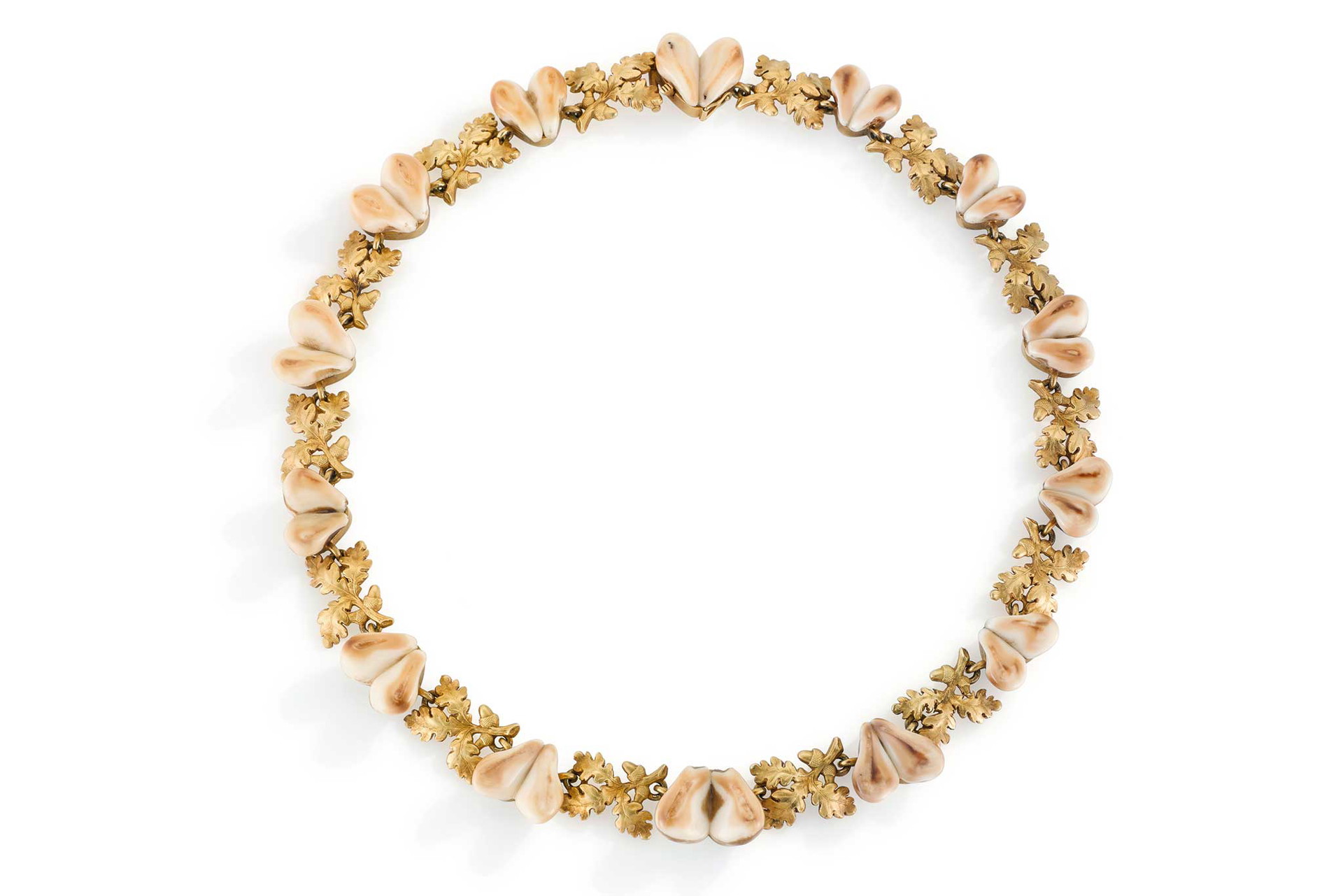 Eyecatcher im Dirndl-Dekolleté: das Jagdschmuck-Collier mit goldenen Eichenblättern und Hirschgrandln. halder.at