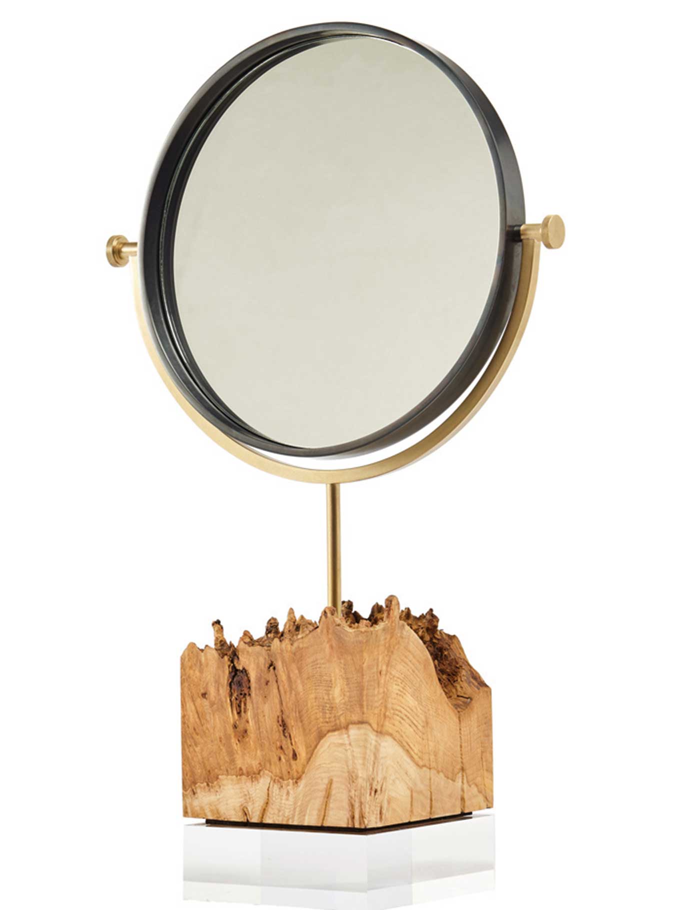 Gesichtsspiegel in Country-Optik mit Eiche, Acryl und Messingdetails – von Studio Ashby. theinvisiblecollection.com