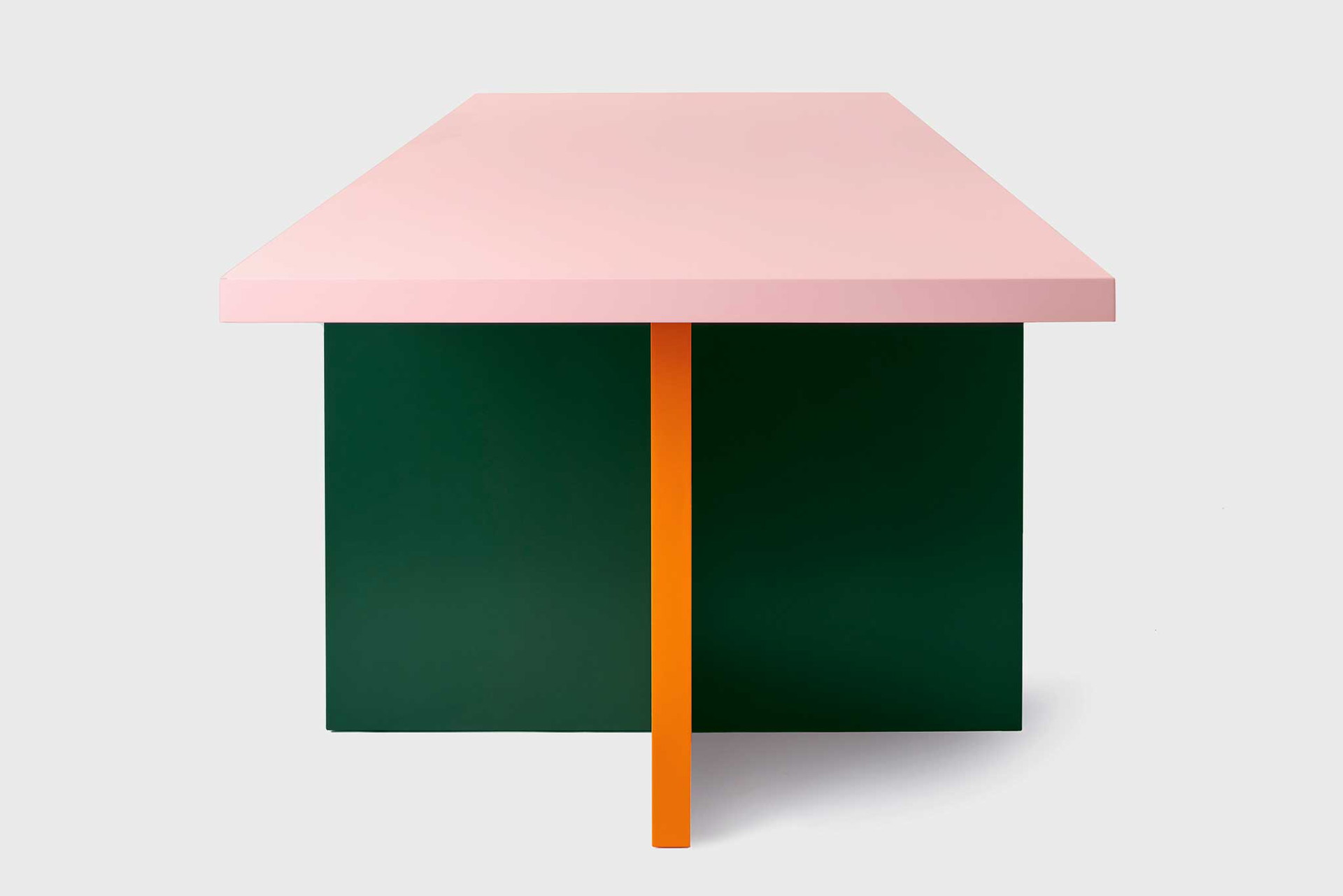 Auffällig Mit seiner Debütkollektion »Abbondio« sorgte der Berliner für Aufsehen in der deutschen Designszene. Die Ess- und Konferenztische wurden unter anderem mit dem German Design Award 2019 ausgezeichnet.&nbsp;bannach.eu