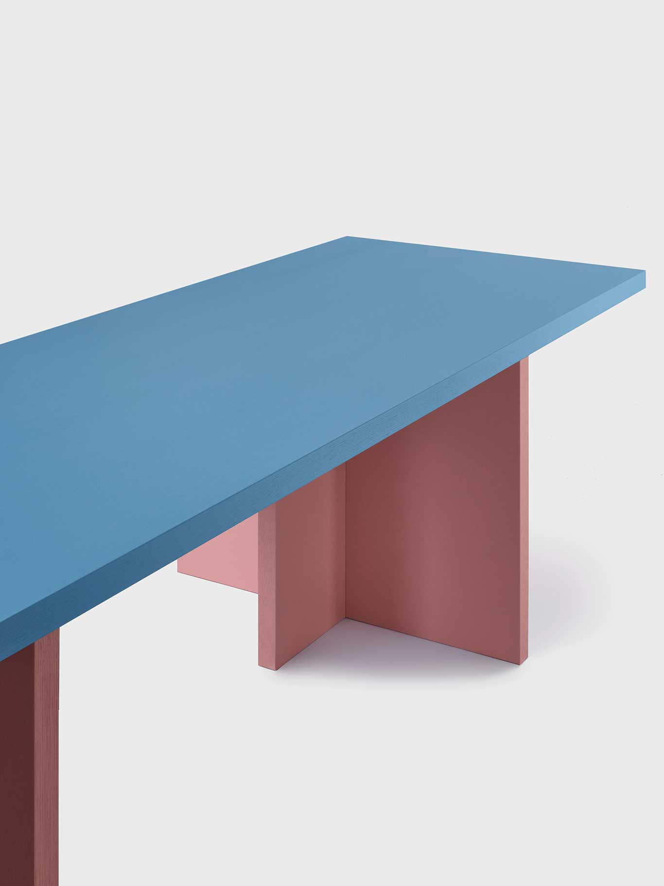 Materiallehre Bannach arbeitet gerne mit lackierten Holzoberflächen oder MDF. »Da ich als Autodidakt ins Design eingestiegen bin, taste ich mich immer weiter voran.« Designs aus Glas und Naturstein sollen folgen.&nbsp;bannach.eu