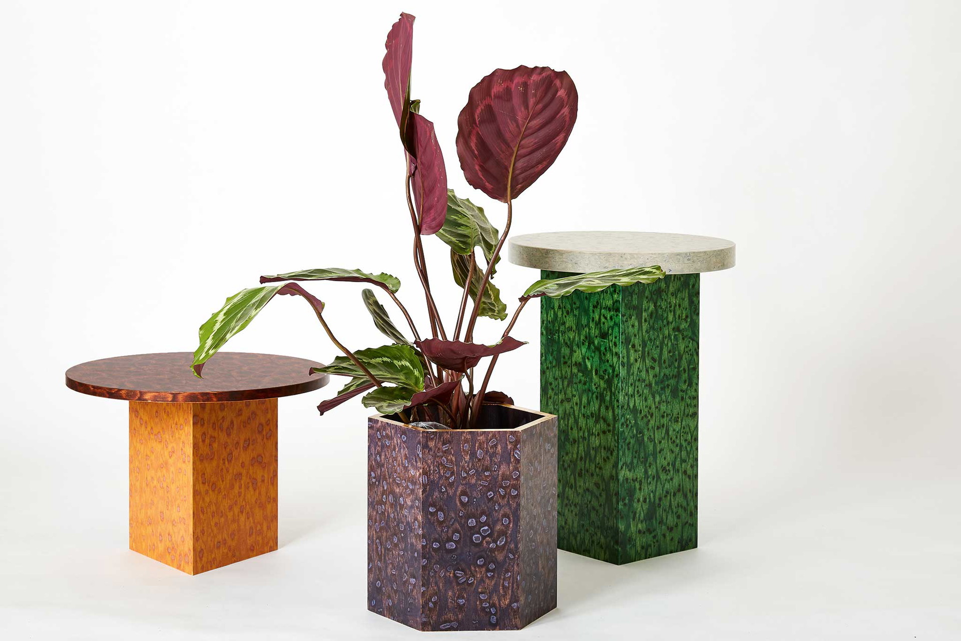 Salz und Pigment Die Serie »OSIS« ist an Farben- und Formenvielfalt kaum zu überbieten. Jedes Stück ist ein Unikat, da mit der chemischen Reaktion von Salzen und Pigmenten gespielt wird.&nbsp;llotllov.com