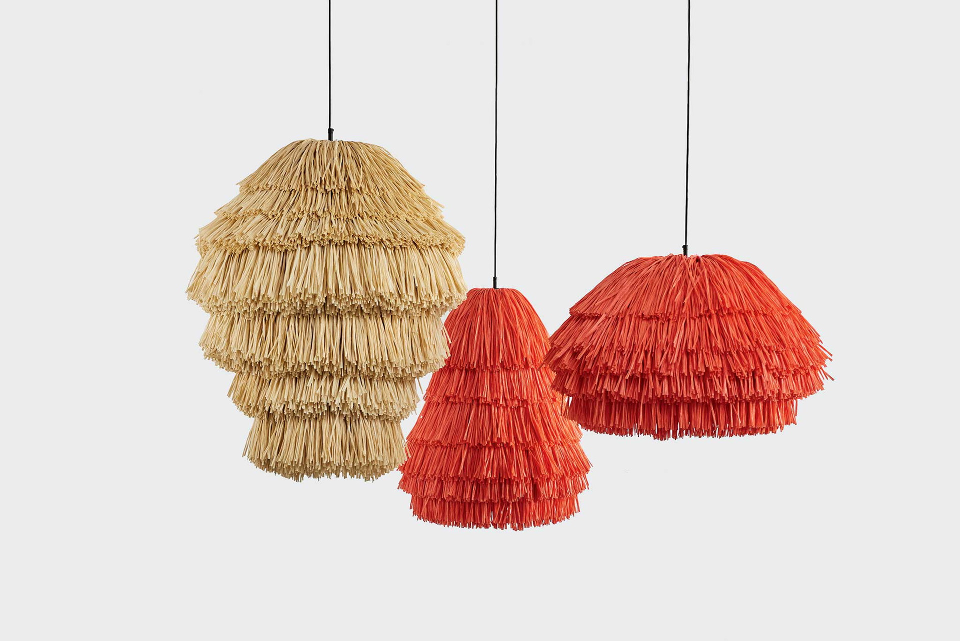 Attacke! Die »Fran«-Lampen sind aus Raffiabast gefertigt und in verschiedenen Ausführungen erhältlich. Die Silhouette erinnert an eine Piñata.&nbsp;llotllov.com
