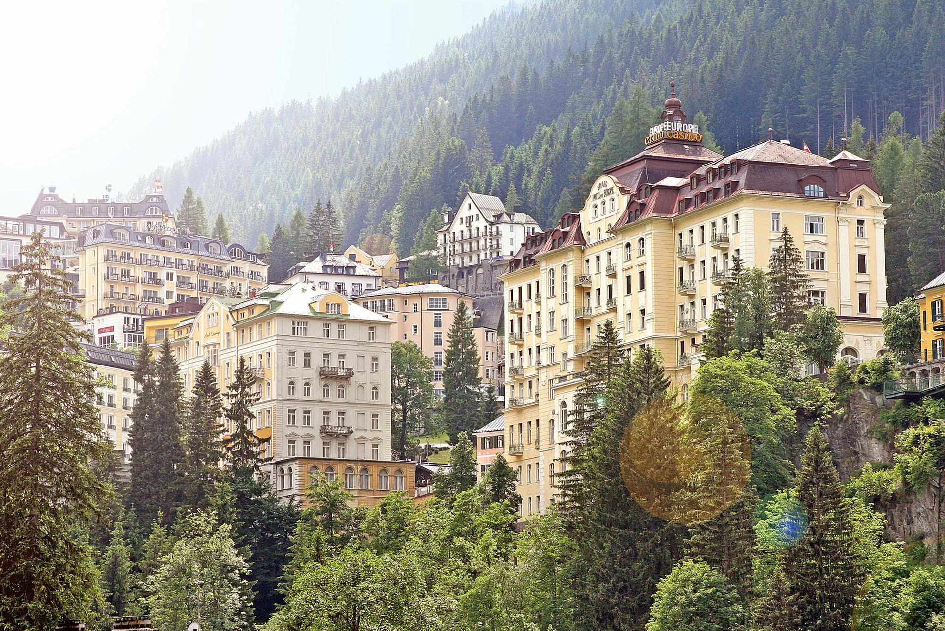 Ein Panorama wie kein anderes Dicht an dicht türmen sich das »Grand Hotel de l’Europe« und seine Nachbarn an den steilen Hängen von Bad Gastein.&nbsp;gastein.com